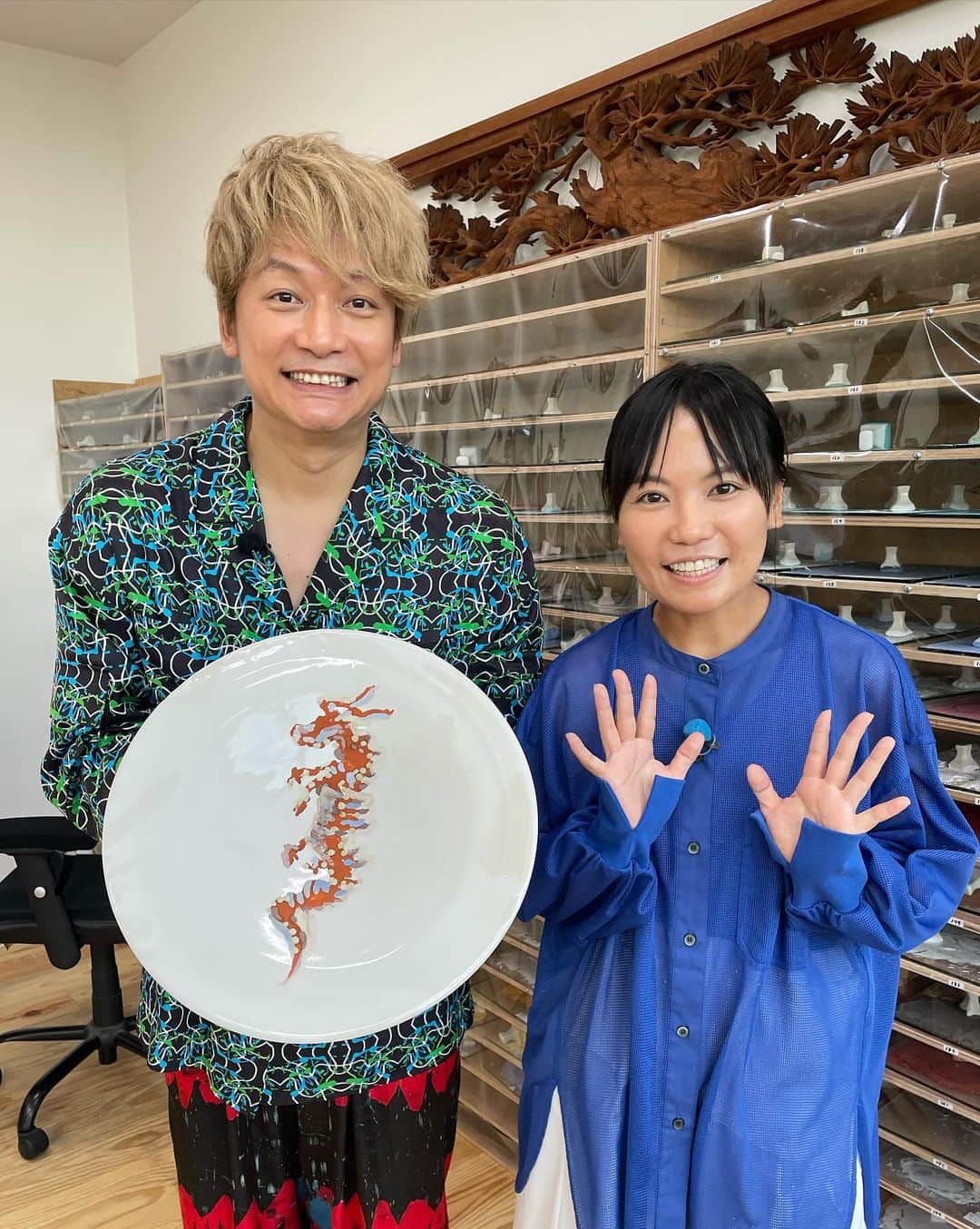 香取慎吾のインスタグラム：「本日20日19時より MRO北陸放送の特別番組 『 絶好調W〜香取慎吾いしかわアート旅 』 金沢のアーティスト #牟田陽日 さん @yoca_muta  #大森慶宣 さん @onestrokeart  とのアート時間に笑顔が溢れました。 制作した作品は #21世紀美術館 での僕の個展 #whoamitour に展示しています。 是非遊びに来てください！  #絶好調W TVerでも22日〜配信予定」