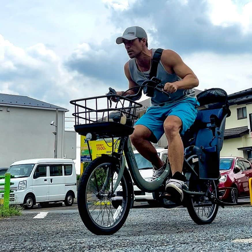 滝川ロランのインスタグラム：「パパ、頑張って活動してます！ (パパ活してます)  #ロードバイクからママチャリへ #まさかママチャリ乗るとは  #トレーニング終わりに #保育園 #最高の有酸素運動」