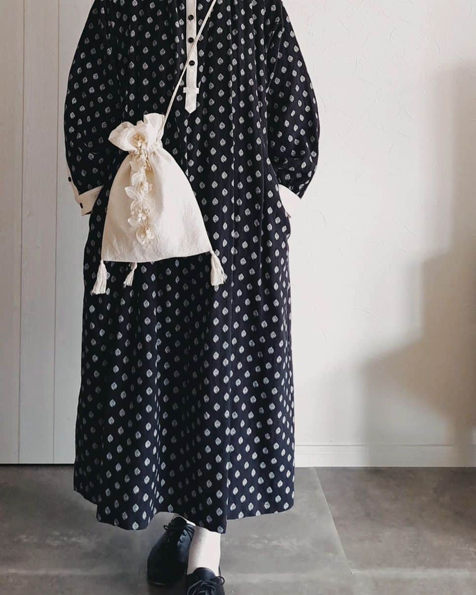 Keikoのインスタグラム：「† こちらは 先ほどのバッグとディテールは同じで シンプルな巾着バッグに。 巾着のショルダーって 肩紐とドローストリングの紐が一緒だと 口を開くときにけっこう面倒だったりするので ちょっと一工夫しました。 こちらもお色は4色です。 * 『おきにいりを つれて…』 9.22fri.~24sun. 11:00~16:00 Dinette  @dinette16  福岡市東区箱崎3-10-5 202号室 † #ハンドメイドバッグ #ハンドメイド #巾着バッグ」