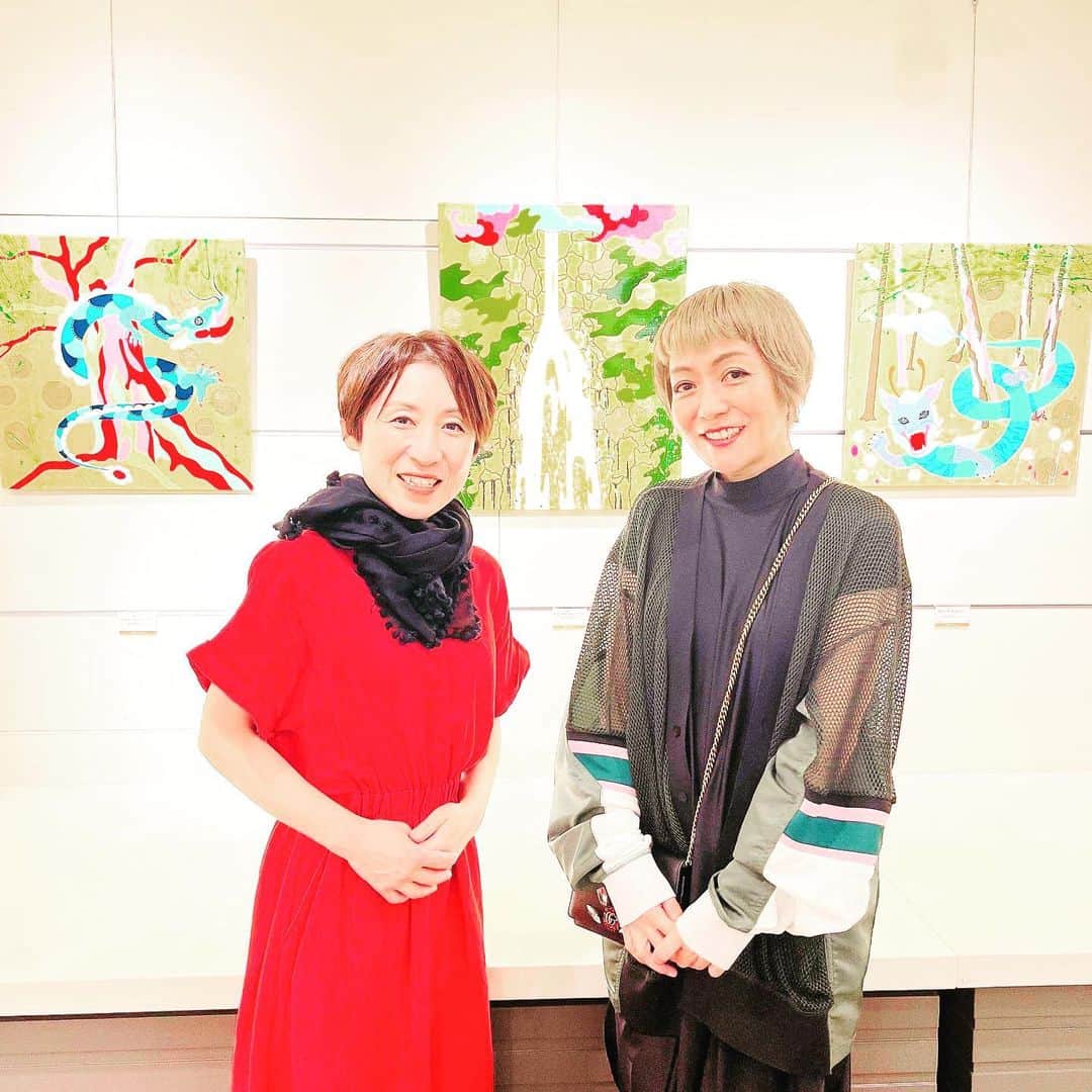 梅津有希子のインスタグラム：「アーティスト・松尾たいこさんの個展へ。見ているだけでパワーが伝わってくる描き下ろし作品がいっぱい！　会場全体に良い気が流れている感じ。  玉川高島屋5Fアートサロンにて9/26まで。大北海道展もやっており、多摩川もすぐ近く。秋のお散歩にもぴったり😊　@taikomatosuo」