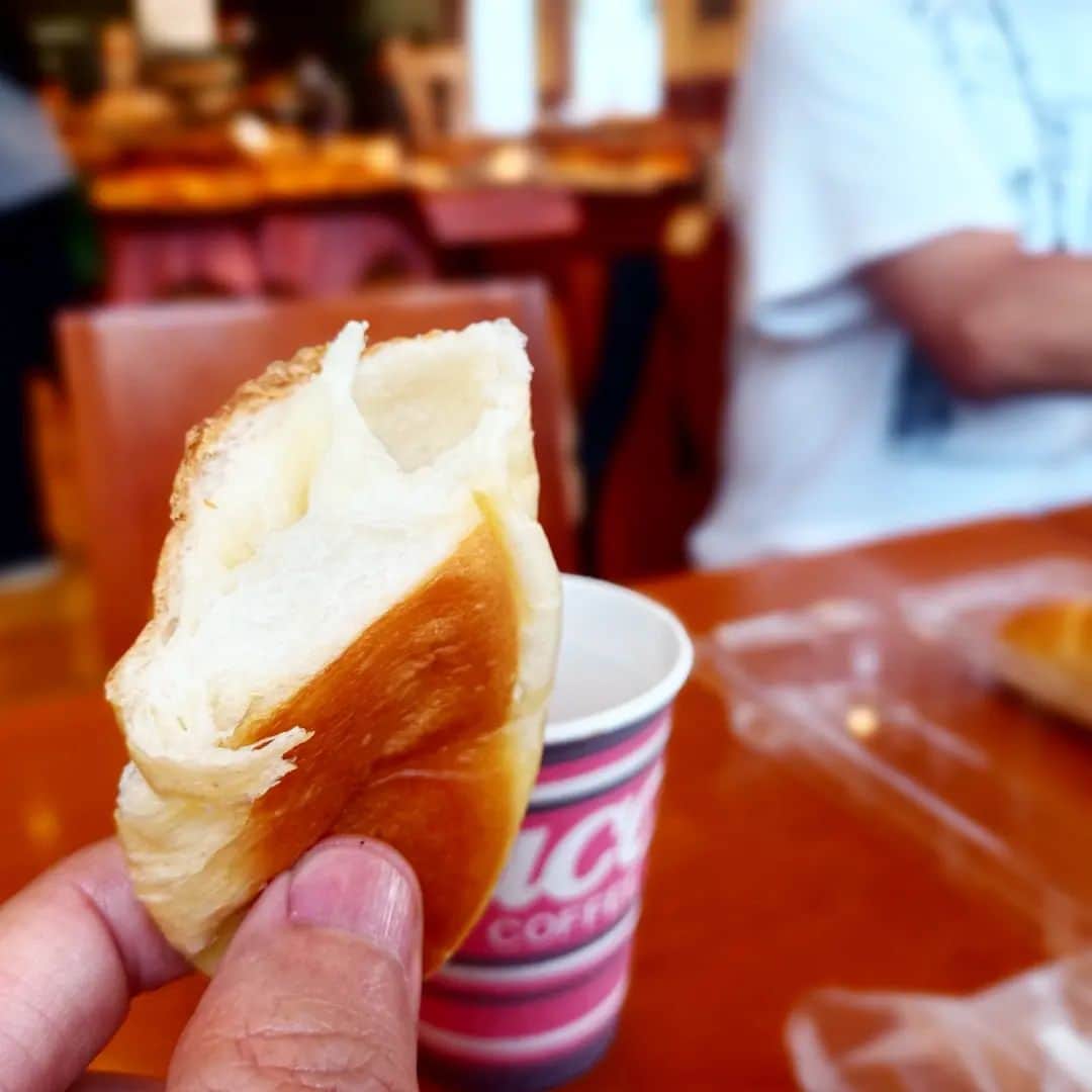 松本隆博のインスタグラム：「。⁡ ⁡講演終え、八幡浜に移動して⁡ ⁡腹ごしらえ‪(´•ᴗ• ก )‬՞ ՞。⁡ ⁡いやー、さすが安定の…パンメゾン⁡ ⁡⁡ ⁡ほんとここは絶品そして安い、そして⁡ ⁡ホット珈琲も無料で頂けるのだ‼️‼️‼️⁡ ⁡⁡サイコーパンメゾン。⁡ ⁡⁡⁡ ⁡あんバター生クリームの塩パン⁡ ⁡が絶品すぎて、、2個目(￣▽￣;)。⁡ ⁡⁡ ⁡今からフェリー乗り別府に参ります(^-^)⁡ ⁡⁡ ⁡還暦少年 松本隆博⁡ ⁡」