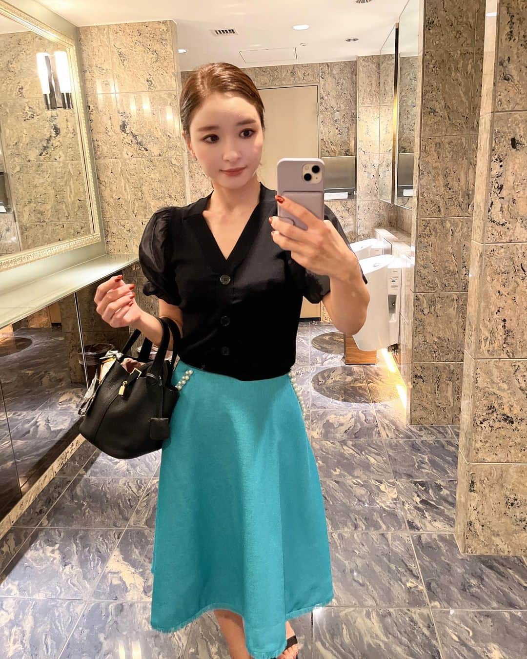 AriizumiEmaのインスタグラム：「コーディネート。 スカートは久しぶりにchesty。 もう何年も前のスカートですが、お気に入りです💓  #tops @grl #skirt @chesty  ☑️バッグは楽天ルームに載せています。 ストーリーに楽天ルームのリンクを貼りました💕  ・ #fashion#ootd#codinate#instafashion #コーディネート#アラフォー#アラサー#アラフィフ #大人コーデ #お仕事コーデ  #大人ファッション #大人可愛い #韓国ファッション#綺麗めコーデ#きれいめコーデ#カチューシャ#プチプラコーデ#50歳コーデ」