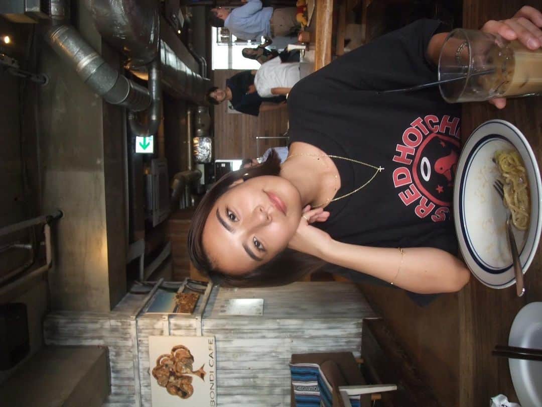 安保彩世のインスタグラム：「どんな写真が見たいですか？笑 最近更新率下がりまくりだぁっ😗😗🫧  ランチ行った時にまなが撮ってくれた写真お気に入り✨ 📸: @baillymana」