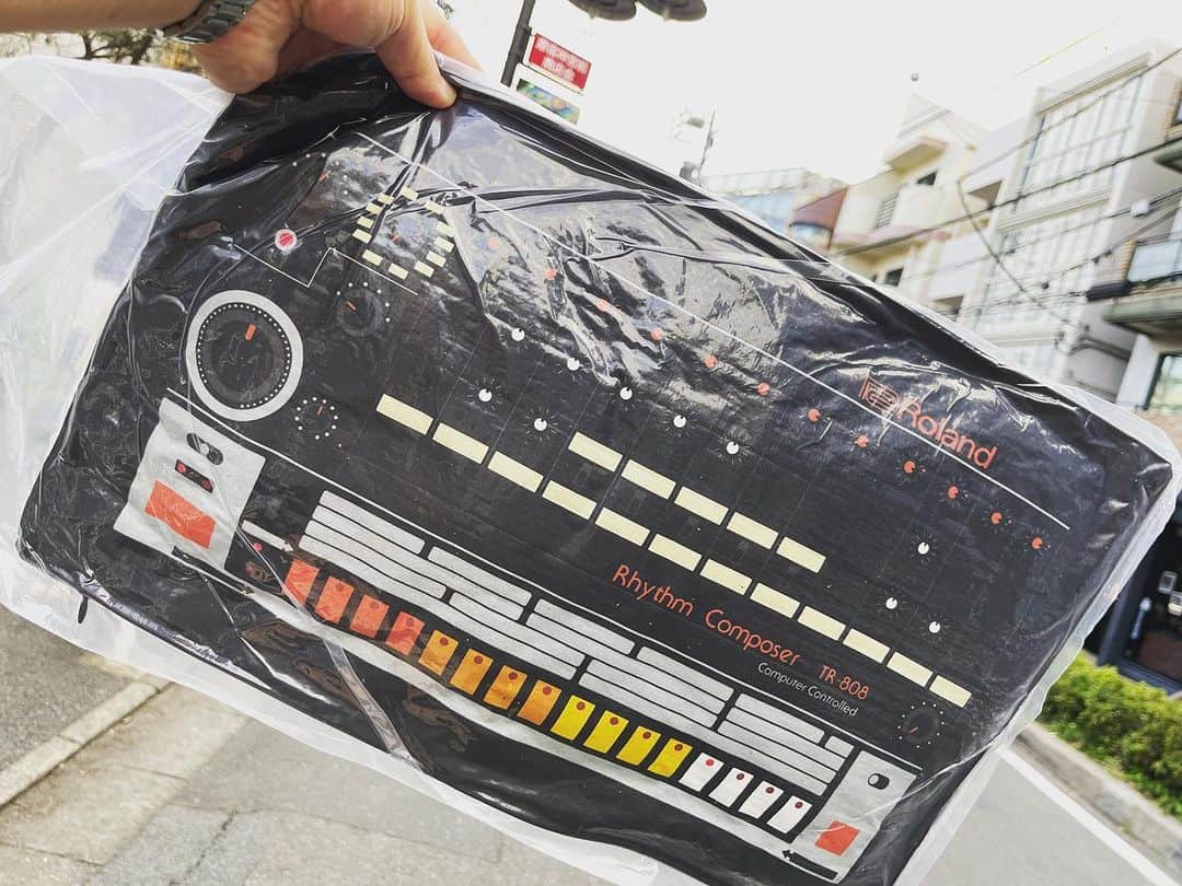 井手大介のインスタグラム：「#roland #tr808 のクッション貰った。これは嬉しい。 #rolandstoretokyo  @roland_jp」