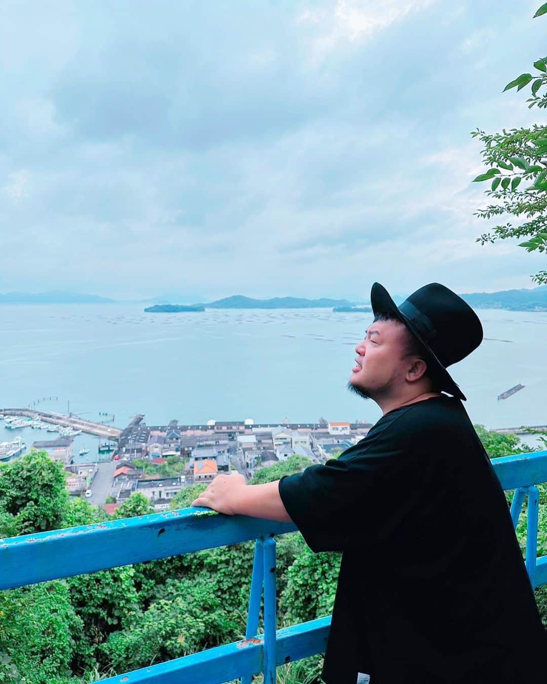 HIPPYのインスタグラム：「2024年で市制施行50周年を迎える東広島市  それを記念して制作されるオリジナルムービーの楽曲を 書き下ろさせていただきました。  東広島は僕の音楽の出発点であり コロナ禍で初のホールライブを実現させてくださった場所で 素晴らしい機会をいただきとても光栄で その反面ちゃんとできるか不安もありましたが 無事生まれました！東広島をより好きになり何度も聴いちゃいます。  出来立てほやほやの新曲が 10/8（日）「酒まつり」にて披露させていただきます。 その模様と、市制施行50周年記念オリジナルムービーの撮影が入りまして 皆さんと朗らかに楽しむ空間をご一緒していただきたいです  広島県に、日本に、世界にこんなに素晴らしい街があるんだと 声高々に皆さんと共に歌うことできたらなと思っております。  朝早いですが、朝から幸せになっちゃいましょう♪ ぜひ会いにいらしてください♡  ———————————  東広島市 市政施行50周年記念動画  エキストラのご案内  東広島市は2024年で市政50周年を迎えます。 それを記念してオリジナルムービーを制作し、 HIPPYが楽曲を書き下ろし、 映像監督には、ドキュメンタリー、ミュージックビデオなど 幅広いジャンルの映像作品を手がける 時川英之。 出演者には、テレビ、映画と活躍の場を広げる永瀬莉子。  楽曲：HIPPY 監督：時川英之 出演：永瀬莉子  公開予定 2024年4月 東広島市公式ホームページ  集合場所＆日時 西条中央公園テニスコート内メインステージ  ■2023年10月8日（日）午前8時45分 集合 / 午前10時30分終了  出演内容は、HIPPYのライブを聴くギャラリーです。 最後に市制施行50周年を祝う乾杯をして、 盛り上げていただきます。  ※現地合流、現地解散となります。交通費、出演料はございません。 予めご了承ください。よろしくお願いいたします。」