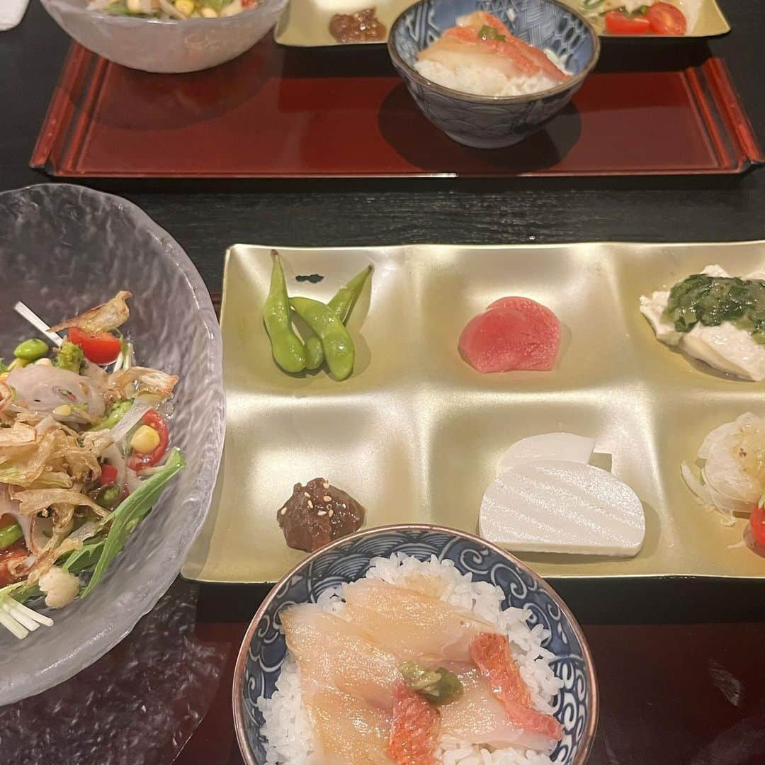 小湊優香のインスタグラム：「池袋にある高田屋で 懐石ランチ🤤💓  無添加で海老本来の味が楽しめる 大海老天ぷら🦐が付いた 名物のごま蕎麦が本当に美味しかった！  昼からそば茶ハイも飲めて幸せだった〜🤤🤤  #PR #高田屋 #池袋ランチ #蕎麦居酒屋 #池袋ディナー #居酒屋」