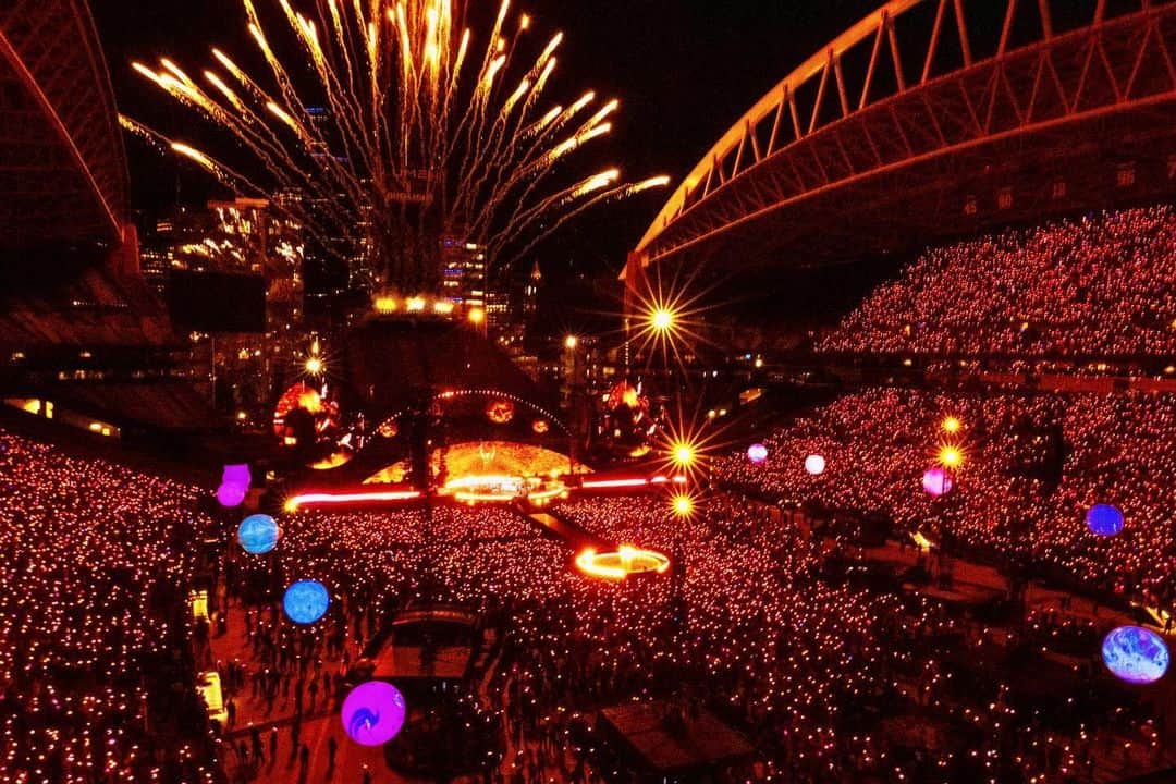 アレックス・シブタニのインスタグラム：「Paradise • @coldplay at @lumenfield in Seattle on September 20, 2023.   @leicacamerausa   #coldplay #coldplayseattle #musicofthespheresworldtour #motswt #lumenfield #seattle #leica #leicadlux #leicacamera #shotsbyshibs」