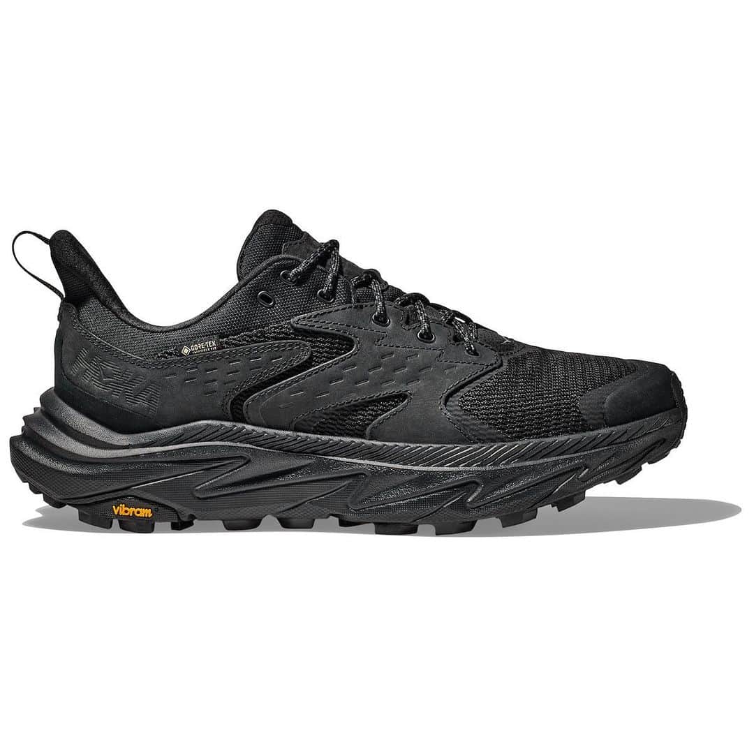 のインスタグラム：「【HYNM PICK】街からアウトドアまで幅広くフォローする、〈HOKA〉の防水ハイクシューズ「ANACAPA」が進化して帰ってきました。  写真はローカットモデル「ANACAPA 2 LOW GTX」とミッドカットモデル「ANACAPA 2 MID GTX」。  どちらもリサイクル素材のメッシュアッパーやサトウキビ由来のミッドソールなど、より環境に配慮した素材に刷新。  「GORE-TEXファブリクス」と「Vibram®メガグリップアウトソール」を用いることで、あらゆる悪路にしっかり対応します。  頼り甲斐のある無骨な表情も◎！  これらは〈HOKA〉のオンラインストア、及び、一部取り扱い店で発売中。天候が気になる季節の変わり目、こういったシューズが一足あると安心ですよ。   #HYNMPICK #HOKA #GORETEX #hokafans #hokashoes #goretexshoes @hoka_japan」