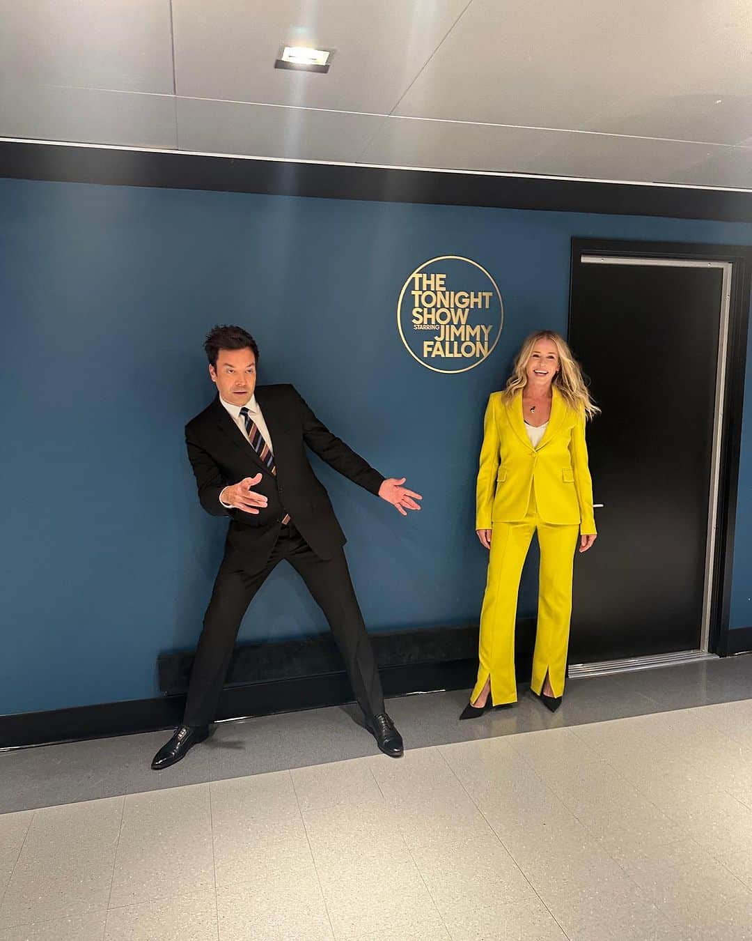 チェルシー・ハンドラーさんのインスタグラム写真 - (チェルシー・ハンドラーInstagram)「@Fallontonight is back on air and guess what, so am I! Tune in!  Hair: @ursulastephen  Makeup: @miajonesmua」10月5日 9時55分 - chelseahandler