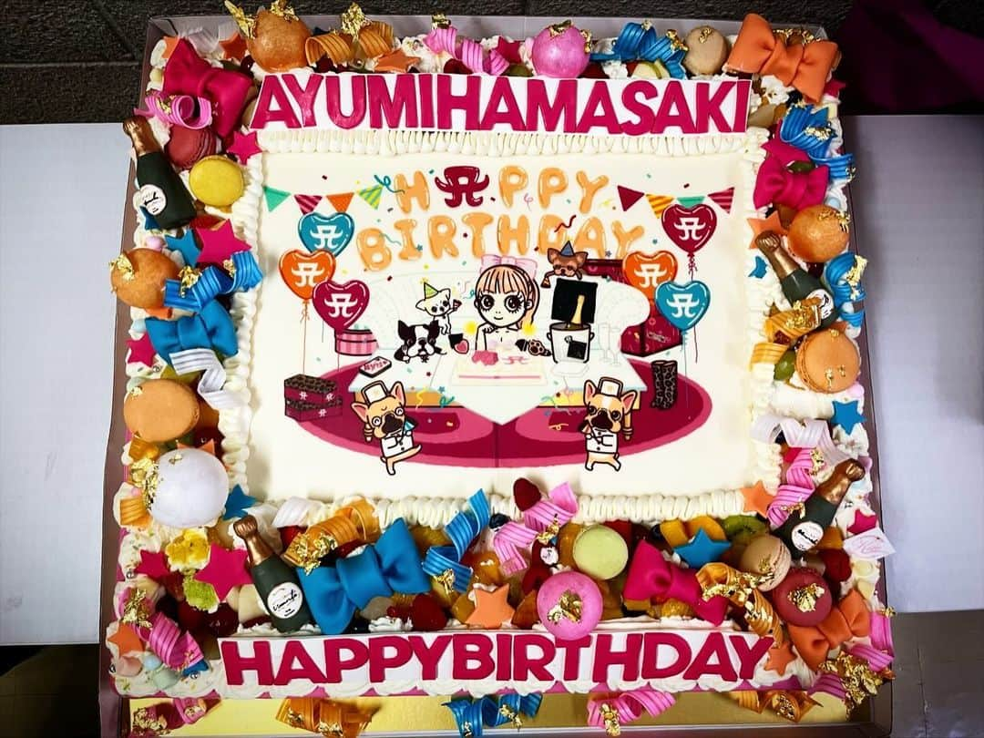 荒木駿平さんのインスタグラム写真 - (荒木駿平Instagram)「ayumi hamasaki 25th 𝐀nniversary Live Tour 第二幕 ついにスタートしました🎭✝️  1002の神奈川公演を終えて抜け殻になりつつもそろそろ次の神戸、京都に向けて準備もしていかなきゃで🔥  色々な事があった第一幕🌻🐠 早速二幕初日も色々とありましたが👗🔧←笑 第二幕はどんな旅になるのか楽しみです🫶🏻  10/02 神奈川☑️ 10/08 神戸 10/09 京都 10/14 岡山 10/15 広島 11/04 群馬 11/18 宮城 11/19 秋田 11/24 福岡 11/25 長崎 12/03 静岡  ↑こうやってみると二幕ってすぐ終わっちゃうのね😭 みんなとはどこで会えますか？🗾  #ayumihamasaki  #ayu47都道府県tour  #HAPPYAYUDAY  Photo by @masayukikamo in the トチギ」10月5日 9時46分 - syunpei0130