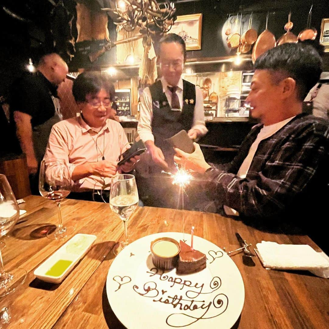 田辺晋太郎さんのインスタグラム写真 - (田辺晋太郎Instagram)「【命のバトンを継承出来る店 グルマンズ@神田 御茶ノ水】  #新御茶ノ水 駅からほど近いビル群の一角にあるこちら #グルマンズ は #ジビエ の名店として話題の店。  大先輩にお招き頂き、幸せなことにひと月早く誕生日を祝って頂けました！！  この日は贅沢な事に #ウリ坊 #アナグマ #山太郎蟹 そして #羆 を頂きました。  ウリ坊はまだ乳飲みなので臭みもなくミルキーで、皮はパリパリ、身はとてもジューシーな仕上がり。  #穴熊 は梨ばかり食べていた個体なので焼く前の匂いを嗅ぐとまさに梨そのもの！ 脂は優しく滑らかにスッと体に溶けていく良質なものでクオリティの高さが伺えました。  #鹿児島 で穫れる #モクズガニ である山太郎蟹は #根セロリ のピュレの上に山太郎蟹で作ったコンソメとほぐした味が載せてあるものとビスクに仕上げ、どちらもモクズガニのおいしさをふんだんに味わえて魚介類を食べているのに山の情景を感じられるとても素晴らしい仕上がり。 これには参りました！  そして極めつけは羆！！  なんと、牛を66頭襲い体長2メートルを超える暴れん坊 #oso18 の最後の1片を頂きました。  人間で言えば、70歳を超えた老体ではあるのですが、めちゃめちゃ生命力に溢れ、心なしか牛の脂に近い味を感じるという、まさに生きていた証がそこにありました。  人生で初めて #熊 を食べた時、熊の生命力に負けて夜眠れなかったりした事があったのですが、それから20年以上何回も熊をいただく機会があり、もはや体にきちんと抵抗はついていたのですが、この個体の生命力の凄さを物語るかのように、昨夜は朝5時まで寝付けませんでした… こんなことって本当にあるのかと疑いたくなるのですが、やはりそこは命のかけら。人間と熊との真剣勝負なんです。  2時間位しか寝ていないのに、体はめちゃめちゃ元気だと言うことがその証明ではないかと思います。  こちらのレストランは、シェフお二人ともがハンターの資格を持ち、自ら狩猟にも出かけ適切な血抜きをしていることもあって、全く臭みもなく、そしてきちんと生命力や旨味が残っている個体を食べることができます。  ジビエってこんなにおいしかったんだ！！と間違いなくへ体験できるのではないでしょうか！  ごちそうさまでした！そしてお祝いしていただき、本当にありがとうございました！！  命のバトンを継承して、来月5日の誕生日まで、さらに元気に過ごしていきたいと思います！！  #肉マイスター #田辺晋太郎 #gibier #frenchie #restaurant #bistro #神田 #御茶ノ水 #淡路町 #wine」10月5日 9時40分 - meat_meister_tanabe_shintaro