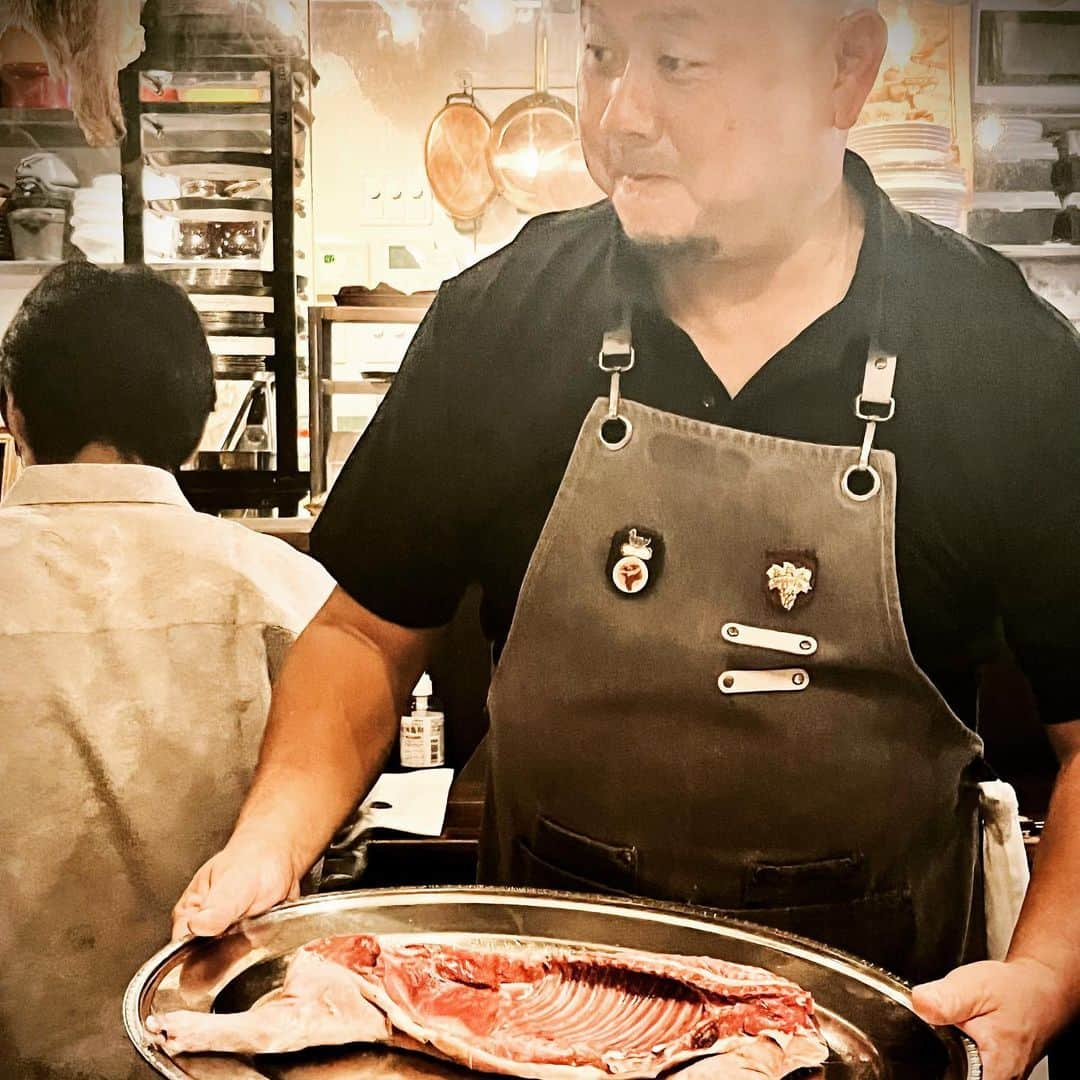 田辺晋太郎さんのインスタグラム写真 - (田辺晋太郎Instagram)「【命のバトンを継承出来る店 グルマンズ@神田 御茶ノ水】  #新御茶ノ水 駅からほど近いビル群の一角にあるこちら #グルマンズ は #ジビエ の名店として話題の店。  大先輩にお招き頂き、幸せなことにひと月早く誕生日を祝って頂けました！！  この日は贅沢な事に #ウリ坊 #アナグマ #山太郎蟹 そして #羆 を頂きました。  ウリ坊はまだ乳飲みなので臭みもなくミルキーで、皮はパリパリ、身はとてもジューシーな仕上がり。  #穴熊 は梨ばかり食べていた個体なので焼く前の匂いを嗅ぐとまさに梨そのもの！ 脂は優しく滑らかにスッと体に溶けていく良質なものでクオリティの高さが伺えました。  #鹿児島 で穫れる #モクズガニ である山太郎蟹は #根セロリ のピュレの上に山太郎蟹で作ったコンソメとほぐした味が載せてあるものとビスクに仕上げ、どちらもモクズガニのおいしさをふんだんに味わえて魚介類を食べているのに山の情景を感じられるとても素晴らしい仕上がり。 これには参りました！  そして極めつけは羆！！  なんと、牛を66頭襲い体長2メートルを超える暴れん坊 #oso18 の最後の1片を頂きました。  人間で言えば、70歳を超えた老体ではあるのですが、めちゃめちゃ生命力に溢れ、心なしか牛の脂に近い味を感じるという、まさに生きていた証がそこにありました。  人生で初めて #熊 を食べた時、熊の生命力に負けて夜眠れなかったりした事があったのですが、それから20年以上何回も熊をいただく機会があり、もはや体にきちんと抵抗はついていたのですが、この個体の生命力の凄さを物語るかのように、昨夜は朝5時まで寝付けませんでした… こんなことって本当にあるのかと疑いたくなるのですが、やはりそこは命のかけら。人間と熊との真剣勝負なんです。  2時間位しか寝ていないのに、体はめちゃめちゃ元気だと言うことがその証明ではないかと思います。  こちらのレストランは、シェフお二人ともがハンターの資格を持ち、自ら狩猟にも出かけ適切な血抜きをしていることもあって、全く臭みもなく、そしてきちんと生命力や旨味が残っている個体を食べることができます。  ジビエってこんなにおいしかったんだ！！と間違いなくへ体験できるのではないでしょうか！  ごちそうさまでした！そしてお祝いしていただき、本当にありがとうございました！！  命のバトンを継承して、来月5日の誕生日まで、さらに元気に過ごしていきたいと思います！！  #肉マイスター #田辺晋太郎 #gibier #frenchie #restaurant #bistro #神田 #御茶ノ水 #淡路町 #wine」10月5日 9時40分 - meat_meister_tanabe_shintaro