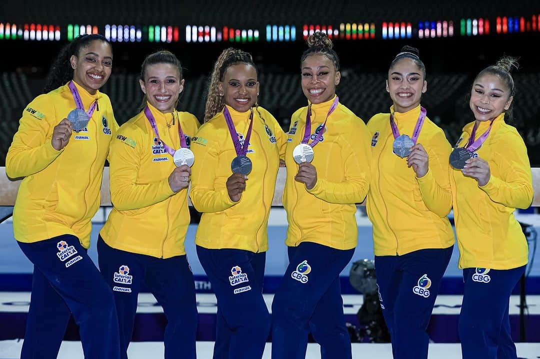 カロリーネ・ペドロのインスタグラム：「Sem palavras para descrever esse momento histórico da Ginástica Artística Brasileira, eu só tenho a agradecer tudo e todos por estar vivendo esse momento e em especial a Deus, minha família , minhas técnicas, meu Clube ,apoiadores e meus amigos por acreditarem em mim quando eu mesma não acreditava. Obrigada🇧🇷!!!  SOMOS VICE-CAMPEAIS MUNDIAIS!!!!🥈 Com vaga para as olimpíadas de Paris2024😍✨🤍  Fizemos história mais uma vez!✨💪  📸Foto: @rbufolin   @cbginastica @timebrasil @cda.fab」