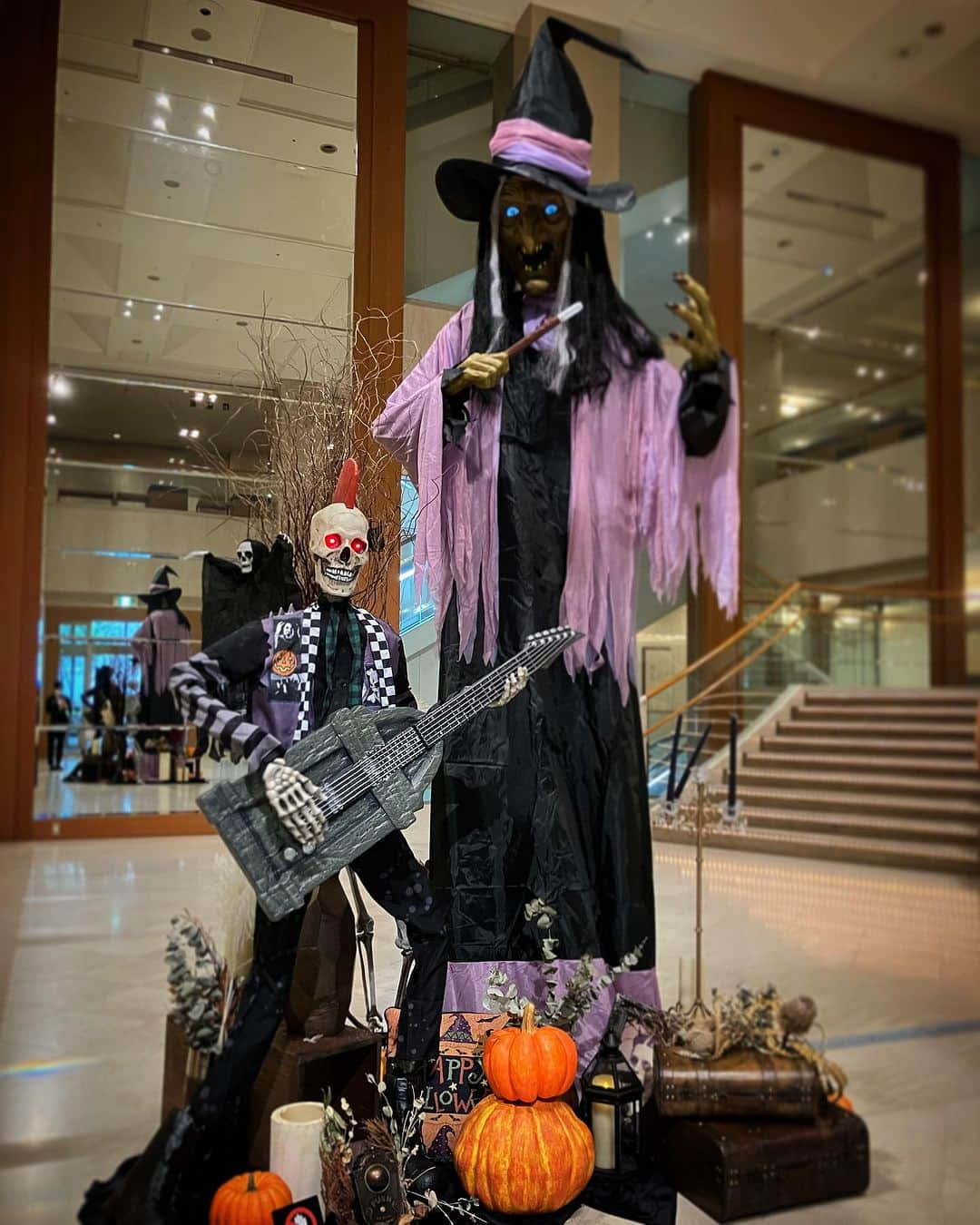 ホテル メルパルク名古屋のインスタグラム：「【ハロウィン 装飾】 期間 : 10月2日(月) ~ 10月31(火)  エントランスに巨大な魔女とパンクロッカー骸骨が登場💀 近付くと魔女や骸骨が動き出します  #メルパルク #メルパルク名古屋 #ホテル #ホテル装飾 #ハロウィン #魔女 #骸骨 #名古屋 #名古屋駅 #ロビー装飾」