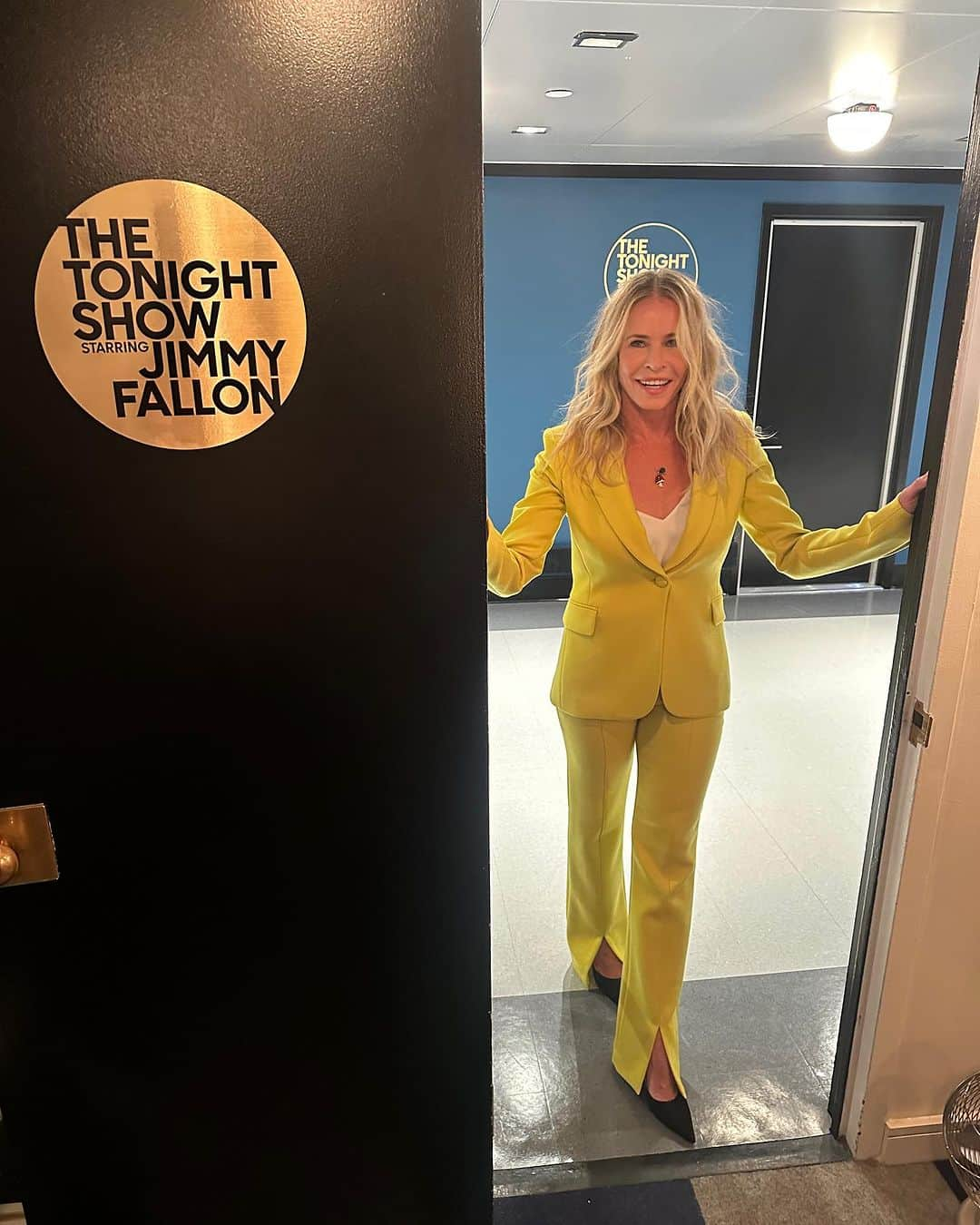 チェルシー・ハンドラーのインスタグラム：「@Fallontonight is back on air and guess what, so am I! Tune in!  Hair: @ursulastephen  Makeup: @miajonesmua」