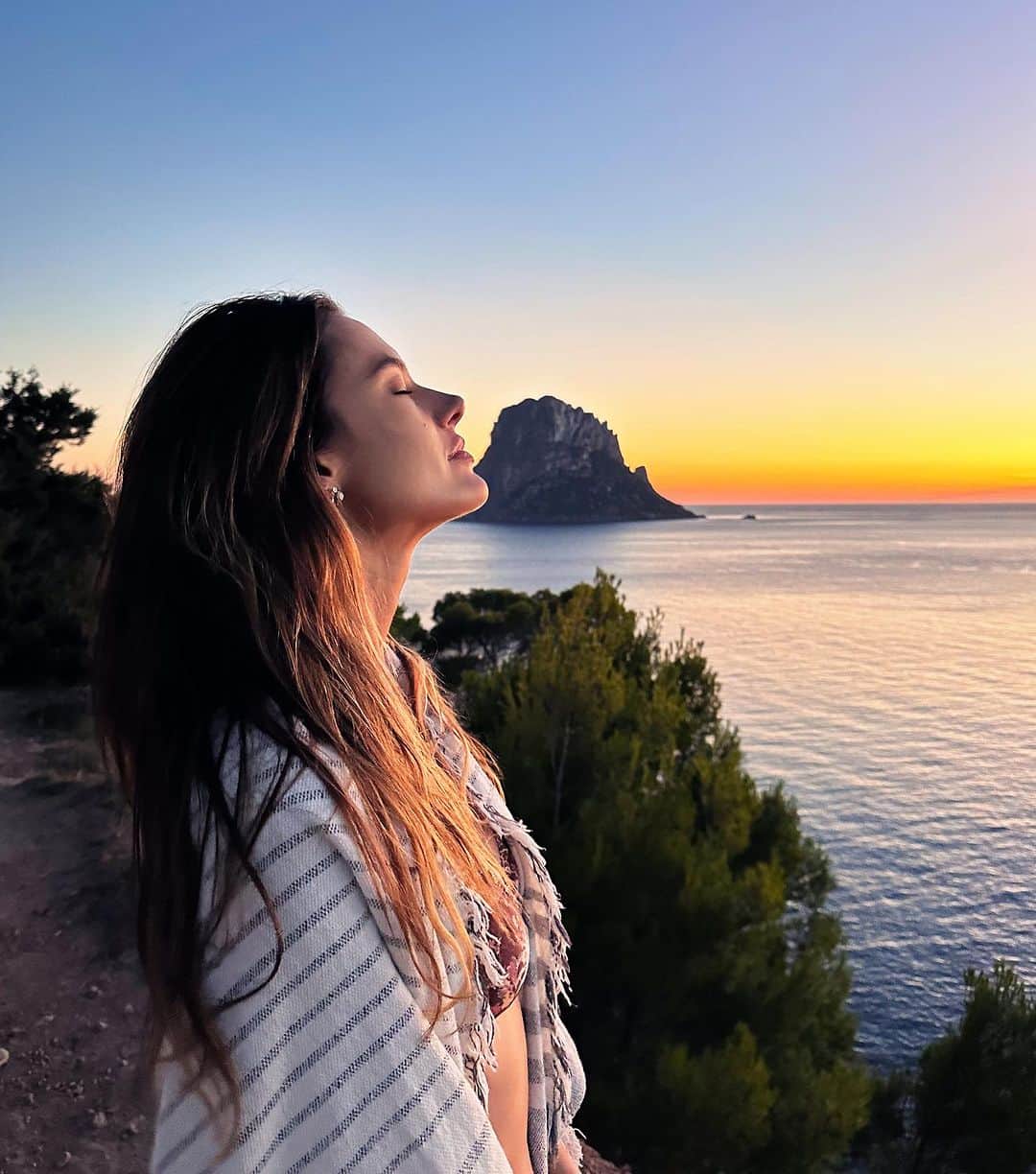 アレッサンドラ・アンブロジオのインスタグラム：「Breathe in, breathe out… 🪐🌊✨」