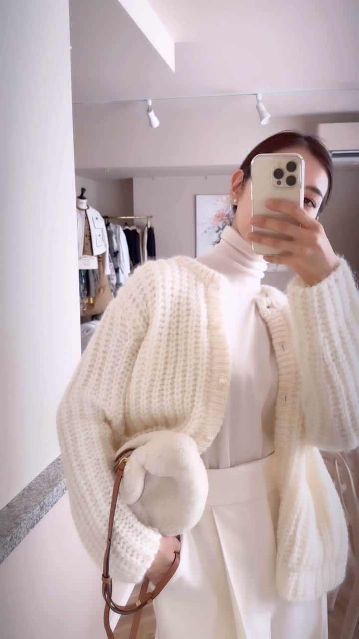 川人未帆のインスタグラム：「10月のモデル撮影コーデ組み♡ 今月はモデルさんのコレクションルック＆私の私物をあわせたDirector‘s　Stylingがあります✨ 主役級アイテムはもちろん、 ハイウエストのタックパンツや太プリーツのスカート、名品タートルなど名脇役が多くてコーデもさくさく組めました☺️  さーて、これをモデルさんに着てもらうとさらに素敵に…✨ 楽しみにしていただけると幸いです☺️  #seventenbymihokawahito  @seventenbymihokawahito」