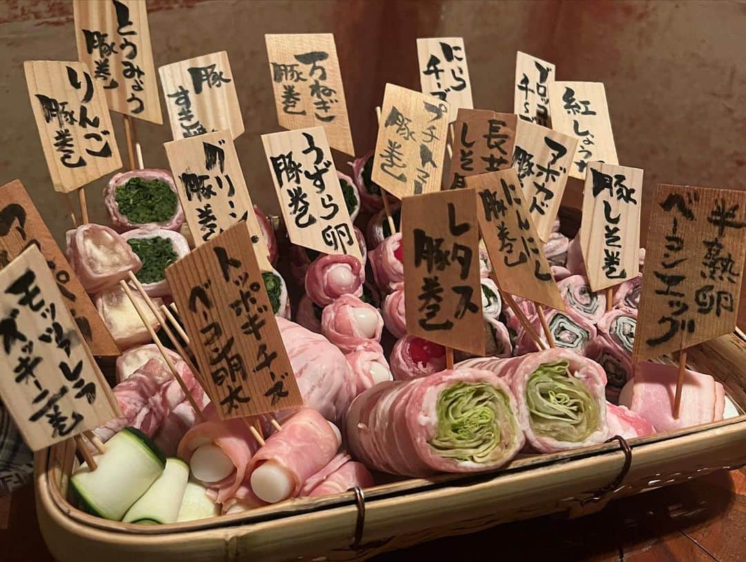 中村愛さんのインスタグラム写真 - (中村愛Instagram)「🍺♡ ・ ・ ・ 昨日はパイセンたちと🫢 美味しい串を食べておりました(^^)  #博多やさい巻串   2枚目の写真🤳 みんなはどれ頼む？？  わたしは ・万能ねぎ ・モッツァレア ・しそ ・紅しょうが  頼んだ🫡」10月5日 9時56分 - nakamuramura_ai