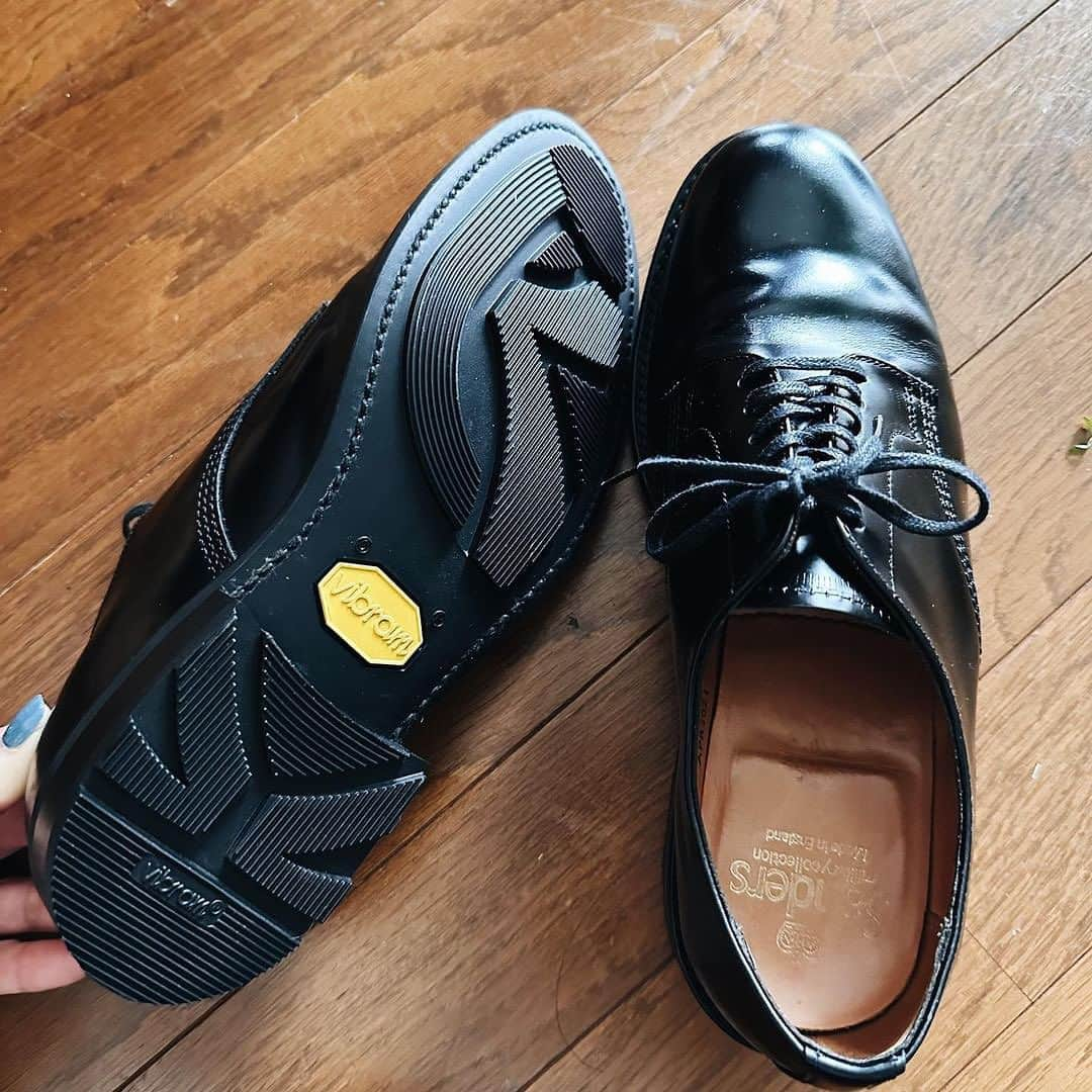 高山都さんのインスタグラム写真 - (高山都Instagram)「Vibram SHOES REPAIR  お気に入りのサンダースの革靴、もっと歩きやすくしたくって、ソールをVibramに変えました。 グリップ力が増して、さらに履きやすくなった。 手持ちのソール変えるだけで、こんなに快適になるなんて！と他のパンプスやスニーカーもリペアしてみたい！ 5枚目までがafterで、6枚目がbeforeソールです。  10/6(金)〜 @front_11201_kamiyamacho にてリペアPOPUPあるそうなので是非行ってみてください！ POP UPの詳細はこちら。  ----------------  【Vibram x FRONT 11201 SHOES REPAIR POP-UP】  世界中で高品質なシューズに採用されているソール「Vibram」の魅力をご体感いただく期間限定のPOP-UPを開催。 店内にはブランドの歴史に触れていただくVibramの特設ブースを設置し、豊富なデザインを揃える様々なソールを展示。 また期間中、週末限定でプロの職人によるシューズのリペア・カスタマイズオーダーを受付いたします。 古くなったシューズは捨てずに、この機会にぜひソールをVibramへリペアし、生まれ変わった新たな一足をお楽しみください。  【開催期間】 2023年10月6日(金) 〜 10月15日(日)  ■リペアオーダー受付日時 10/6（金）14:00～16:00 10/8（日）13:00～16:00 10/9（月・祝）13:00～16:00 10/13（金） 13:00～16:00 10/15（日） 13:00～16:00  ※参加ご希望の方は @vibram_japan プロフィールリンクのフォームより事前予約をお願いいたします。  【会場】 FRONT 11201 神山町店 東京都渋谷区神山町41₋5 アビタシオン 千代田線「代々木公園」駅から徒歩8分 @front_11201_kamiyamacho   #RepairIfYouCare #RepairIfYouCare_jp #ShoesRepairPOPUP #Vibram #ヴィブラム #front11201 #ConfidenceInEveryStep #YourConnectionToEarth #pr」10月5日 9時59分 - miyare38