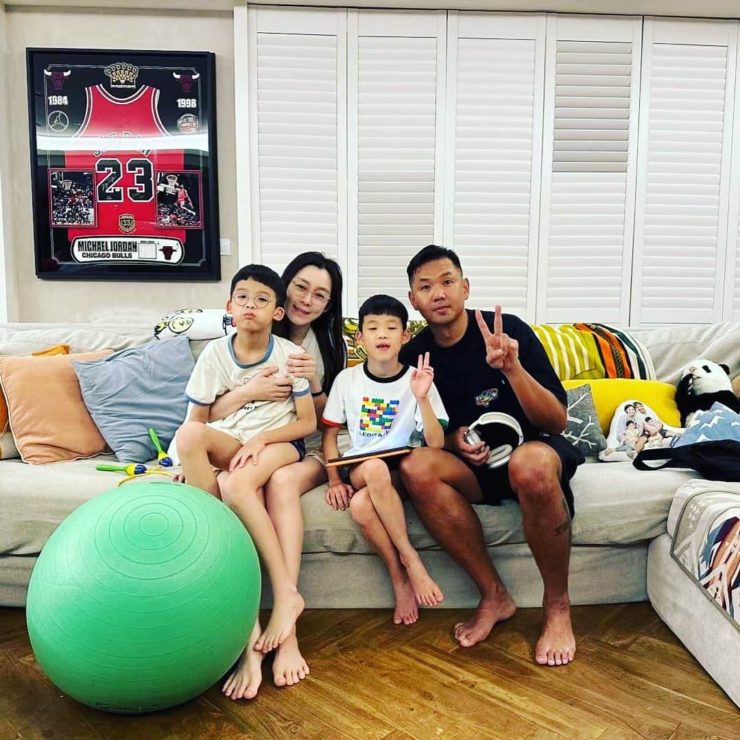 ファン・ウェイチーのインスタグラム：「一家人在一起，就什麼都不害怕了！謝謝爸爸守護我們的家。」