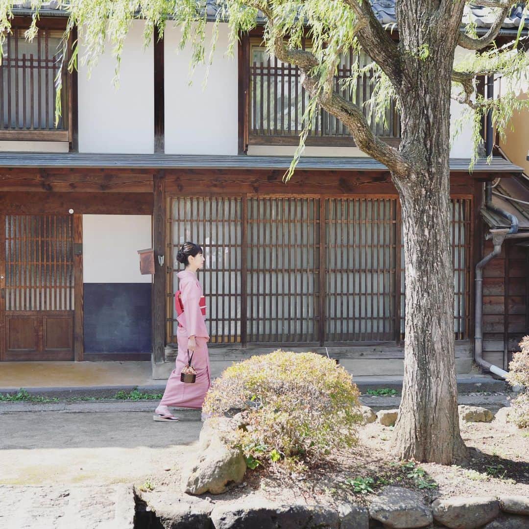 田中千絵さんのインスタグラム写真 - (田中千絵Instagram)「🍃長野県・柳町~海野宿🍃  日本に帰って来たら やっぱり着物に袖を通してみたくなります。 こんな素敵な街並みならなおさらです！  私は今まで知りませんでしたが 長野県にもこんな素敵な街並みがあったんですね🎋 今回は上田紬に袖を通して 柳町から海野宿を散策 着物を着てこういう街並みを歩くと 所作や時間の流れが自然と変わるのが 和服の不思議と魅力です。  上田紬は着物をレンタルできて そのまま街歩きもできます。 みなさんもぜひ👘 . When I back to Japan, I always wear Kimono.  Kimono is really beautiful traditional costume. . 每次回到日本時 我還是會想穿一下和服。 尤其去到這樣美麗的街道 更應該穿一下吧！  我以前都不知道 長野縣原來也有這麼美麗的街道🎋 這次有機會穿上上田紬 從柳町到海野宿散散步 穿著和服走上這樣舊式街道 會很自然地讓我的動作和時間都會慢下來 這就是和服的魔力和魅力。  上田紬可以租借逛街 如果有興趣的朋友可以體驗看看喔👘 . . . #台湾 #台灣 #taiwan  #日本漫遊趣信濃鐵道之旅 #民視電視台11月18日播出 #長野県 #柳町 #海野宿 #上田紬 #着物 #和服 #kimono  #旅ラン #用跑步旅行 #runningtrip  #台北と東京の生活 #中国語」10月5日 10時03分 - chietanaka817