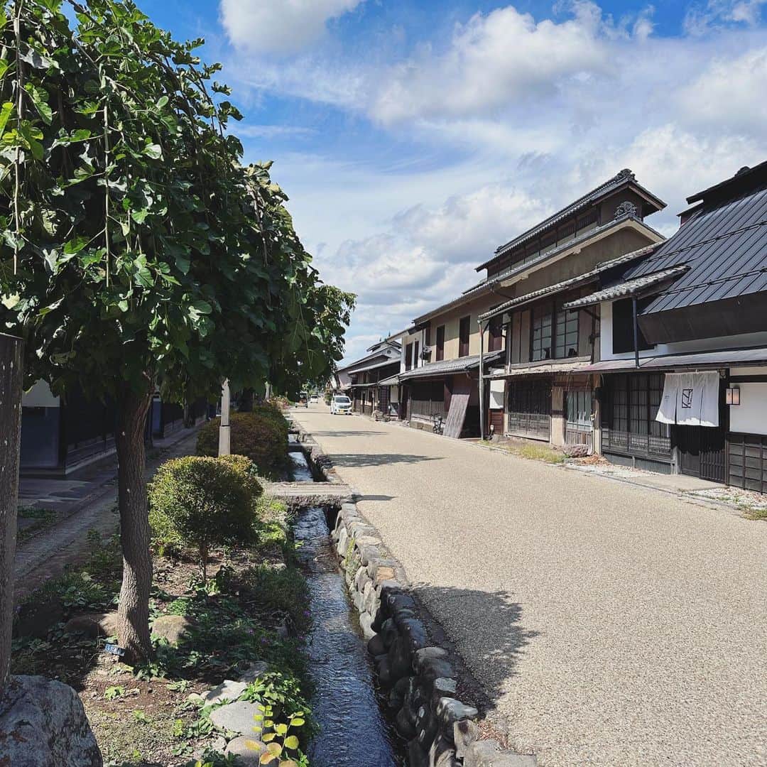田中千絵さんのインスタグラム写真 - (田中千絵Instagram)「🍃長野県・柳町~海野宿🍃  日本に帰って来たら やっぱり着物に袖を通してみたくなります。 こんな素敵な街並みならなおさらです！  私は今まで知りませんでしたが 長野県にもこんな素敵な街並みがあったんですね🎋 今回は上田紬に袖を通して 柳町から海野宿を散策 着物を着てこういう街並みを歩くと 所作や時間の流れが自然と変わるのが 和服の不思議と魅力です。  上田紬は着物をレンタルできて そのまま街歩きもできます。 みなさんもぜひ👘 . When I back to Japan, I always wear Kimono.  Kimono is really beautiful traditional costume. . 每次回到日本時 我還是會想穿一下和服。 尤其去到這樣美麗的街道 更應該穿一下吧！  我以前都不知道 長野縣原來也有這麼美麗的街道🎋 這次有機會穿上上田紬 從柳町到海野宿散散步 穿著和服走上這樣舊式街道 會很自然地讓我的動作和時間都會慢下來 這就是和服的魔力和魅力。  上田紬可以租借逛街 如果有興趣的朋友可以體驗看看喔👘 . . . #台湾 #台灣 #taiwan  #日本漫遊趣信濃鐵道之旅 #民視電視台11月18日播出 #長野県 #柳町 #海野宿 #上田紬 #着物 #和服 #kimono  #旅ラン #用跑步旅行 #runningtrip  #台北と東京の生活 #中国語」10月5日 10時03分 - chietanaka817