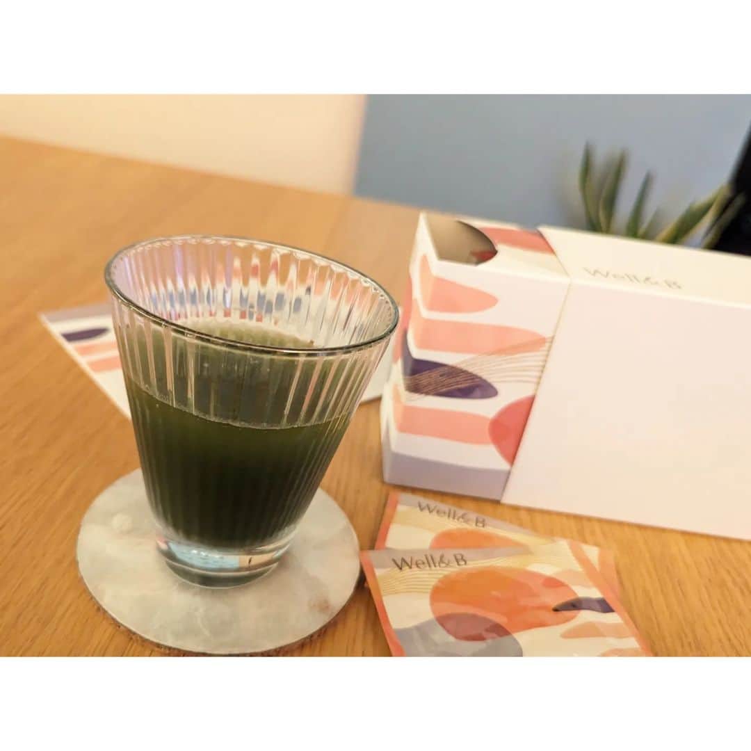 本田珠規さんのインスタグラム写真 - (本田珠規Instagram)「美容ネタ投稿✨  出産してから、なかなか自分にかける時間が少なくなって 食事も適当になってしまうこともしばしば😅  お野菜も不足しがちで 産後は生活リズムも乱れているので @wellandb.japan　のグリーンカクテルをはじめました。  【アルカライズ】という言葉はご存知ですか？ →「カラダをアルカリ性に近づけること」を意味する英語由来の言葉  生活リズムの乱れによって 私の産後の身体はかなり酸性に傾いていて、それにともなって体調不良があったりしているな〜。と思っていたところに こちらを知り、続けてみたい♡と思いました😊  お味は、抹茶感がありものすごく飲みやすい！ 美味しいしサッと溶けるので続けられそうです❣️  厳選されたグリーンを一度に摂れる手軽さに加え、800項目の残留農薬検査をクリアしていることも安心できました✨  #アルカリ性#アルカライズ#ウェルアンドビー#wellandb #PR#美容ネタ#産後の身体#グリーンカクテル」10月5日 10時13分 - tamaki_honda_oscar