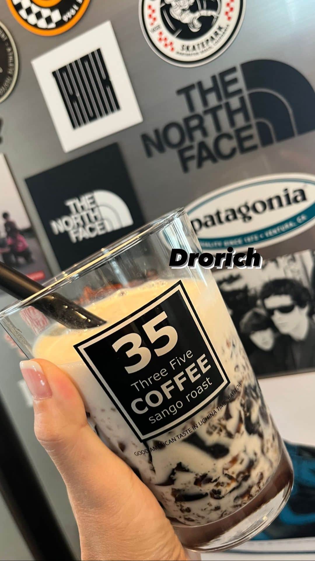 のインスタグラム：「おはようございます🥤  昨日作っておいたコーヒーゼリーでドロリッチ😋  コーヒーゼリーはかためが好きだけどドロリッチはゆるく作りました♡  コーヒー360位にゼラチン6g位かな🧐  甜菜糖もしっかり入れて☝️  美味しかった🤤  あんなに大量に作った豚汁がもう半分以上なくなった😂寒いと豚汁は最高過ぎた😇よく豚汁に何入れますか？って聞かれるんだけど具材は毎回気分で違うかな💦豚肉は必ず豚バラと肩ロース半々入れてます豚バラだけだと脂っこ過ぎちゃうから🐷  今回は里芋入れたけどさつまいもの時もあります☺️  #recipe#recipeshare #ドロリッチ#コーヒーゼリー #おうちカフェ#手作りおやつ#sweets」
