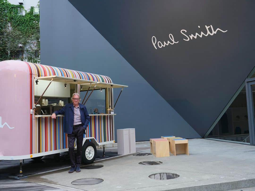 Paul Smith Japanさんのインスタグラム写真 - (Paul Smith JapanInstagram)「デザイナー、ポール・スミスが来日。「シグネチャーストライプ」に着目したポップアップイベントに駆けつけました。#stripeunfolded」10月5日 10時07分 - paulsmithjapan