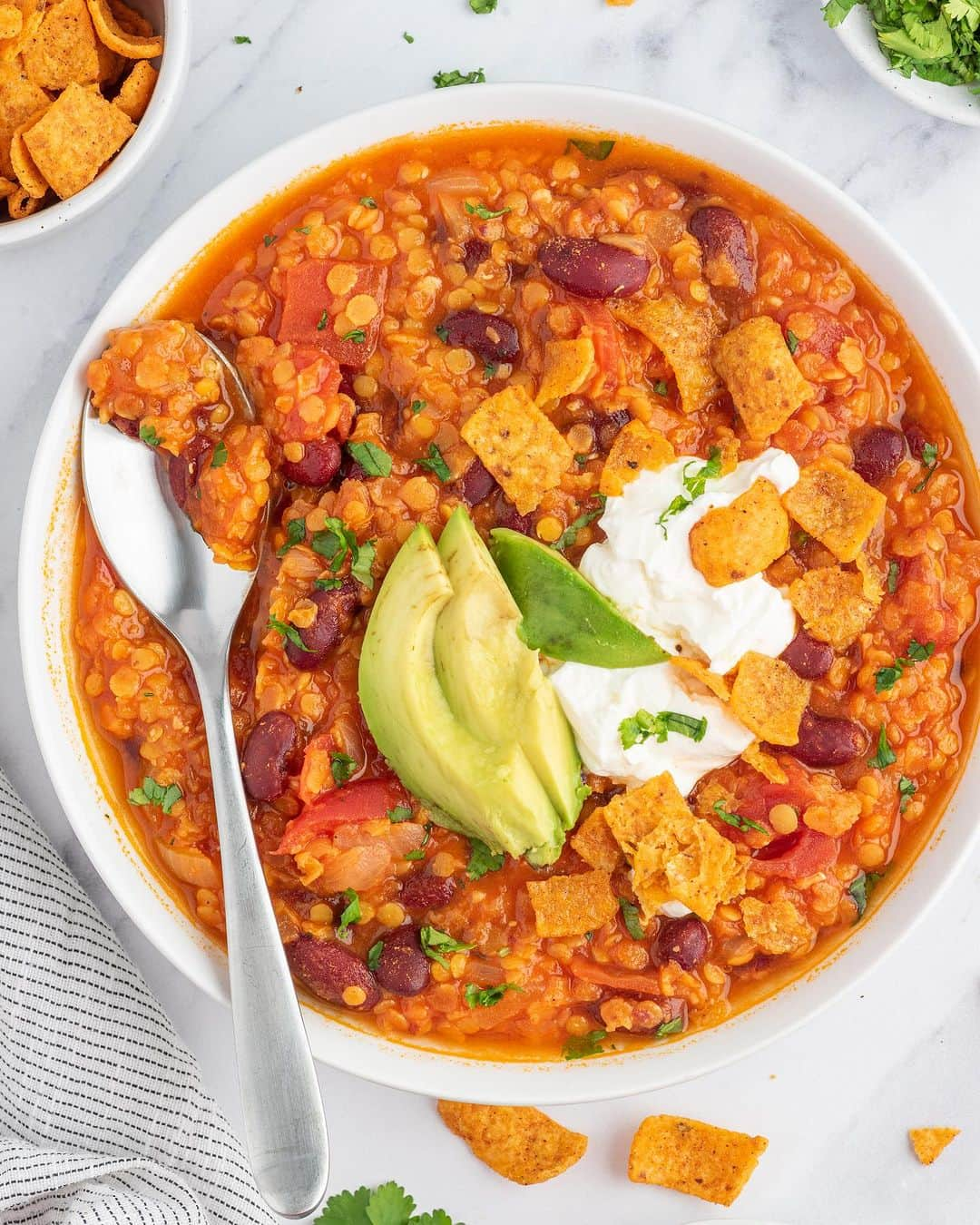 Easy Recipesのインスタグラム：「This hearty vegan lentil chili recipe is made in one pot using simple ingredients. Vegan chili proves that meatless chili doesn’t have to be boring. It’s loaded with lentils, kidney beans and tomatoes and seasoned with a flavorful and smokey blend of aromatics and spices. Chili with lentils is filling and satisfying.  Full recipe link in my bio @cookinwithmima  https://www.cookinwithmima.com/easy-vegan-chili-recipe/」