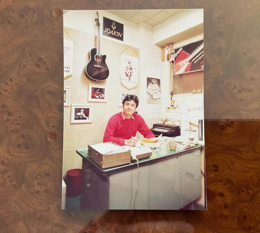 ヒロ寺平さんのインスタグラム写真 - (ヒロ寺平Instagram)「Partial Personal History  このギターのラベルのサインは僕の直筆。  1975-1983年までの大半をギター・デザイナーとして過ごした。 そして自ら世界中を飛び回りデザインしたギターを輸出していた。  当時の僕の役職を英語で言うと・・・ Guitar Designer & Trading Manager となる。（カッケェ〜！）  アコースティックギター、エレキギター、ベースとデザインはギター全般に渡り数十種類にもなった。  そして有難いことにそんな僕の「子供」たちを今も愛し続けてくれている人が世界中にワンサカ居る。  アメリカのShell Blackさんもそんな1人。 彼はただギターを所有し愛するだけではなく僕の子供たちのホームページまで作り上げアップデートを続けてくれている。  https://www.daion.com ここにあるすべてのギターが僕がデザインをした子供たち。  ついこの間このホームページで冒頭の署名を発見。 40年ぶりの自分自身の筆跡との再会に改めて感動した次第。  余談だがこれはSignature。 僕の公的な署名でDJヒロTのいわゆるサイン、Autographとは違うもの。  時間が許せばこのホームページのあっちこっちを是非見て欲しい。 ギターの基本を知っている人ならこの子たちのユニークさを味わえるはず。  おまけとして小さな楽器卸売商社貿易部長だった頃、30歳バリバリ青年実業家当時の僕も添えておく。  #DAION #ヒロ寺平 #ヒロT」10月5日 10時18分 - hiroteradaira