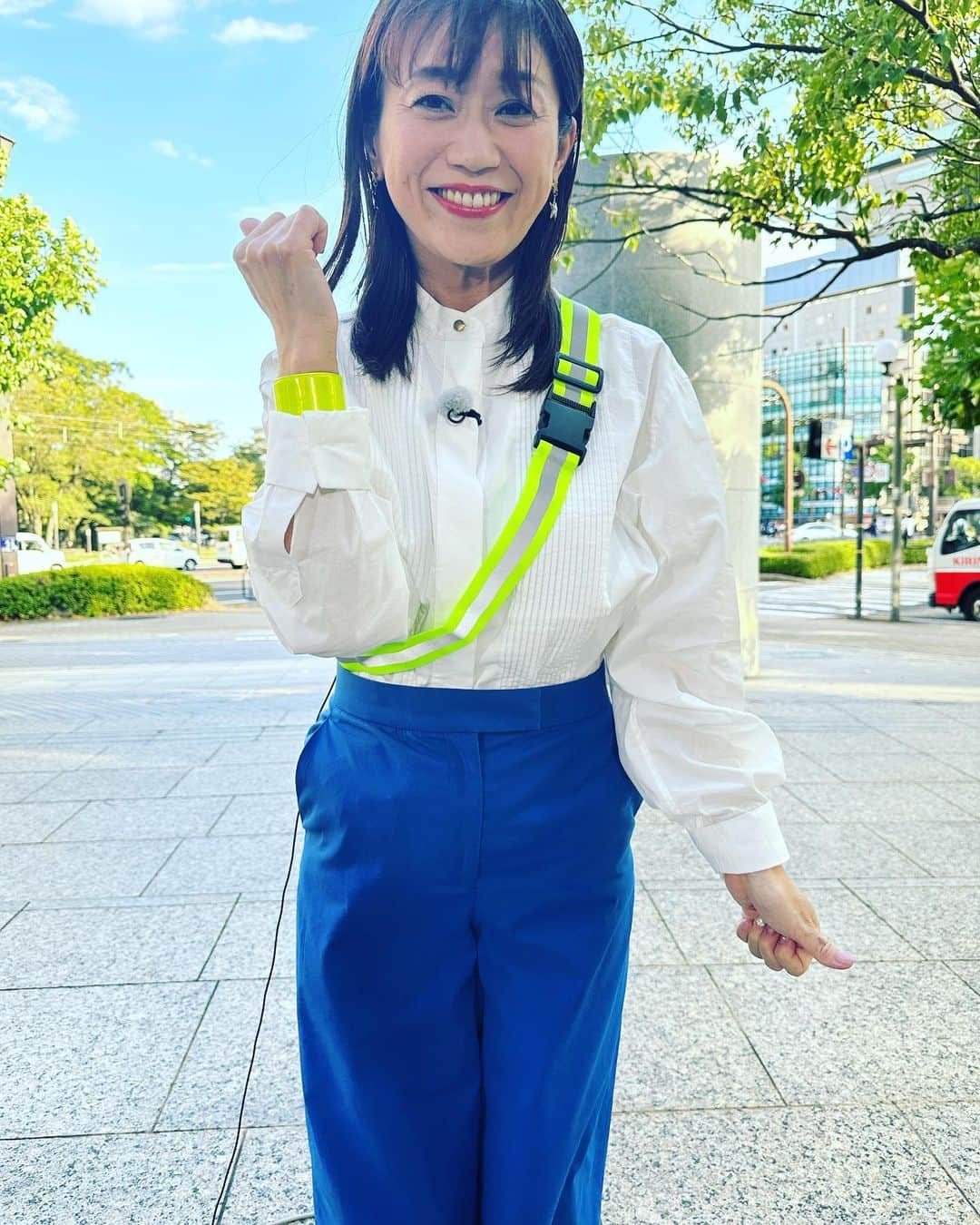 大隅智子のインスタグラム：「「秋の日はつるべ落とし」。 秋の日は日に日に日暮れが早くなります。 中継で、歩行者が目立つポイントをお伝えしました。 明るい服装、反射材のたすきやリストバンドなどを伝えました。 話はそれますが、あるドラマの「暗闇でしか見えないものがある」という某セリフを思い出しました、笑。 #広島　#お好みワイドひろしま　#反射材」