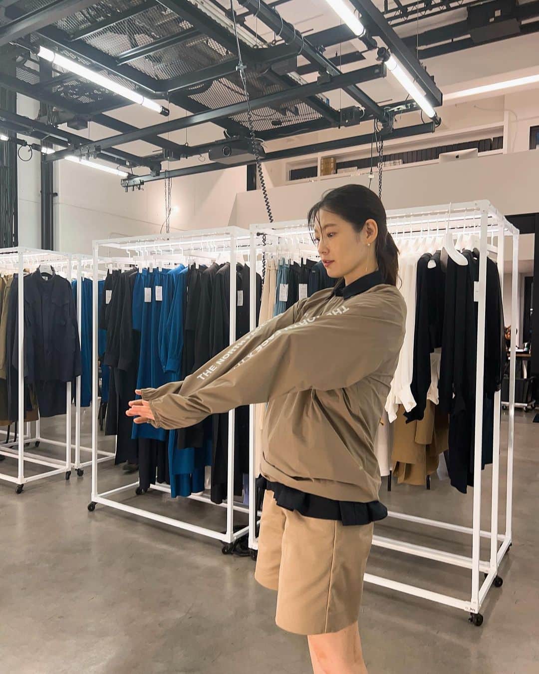 森貴美子のインスタグラム：「この前かおりちゃんと🤎　HYKE展示会！THE NORTH FACEとのコラボ楽しみだな〜✨  @hyke @thenorthfacejp」