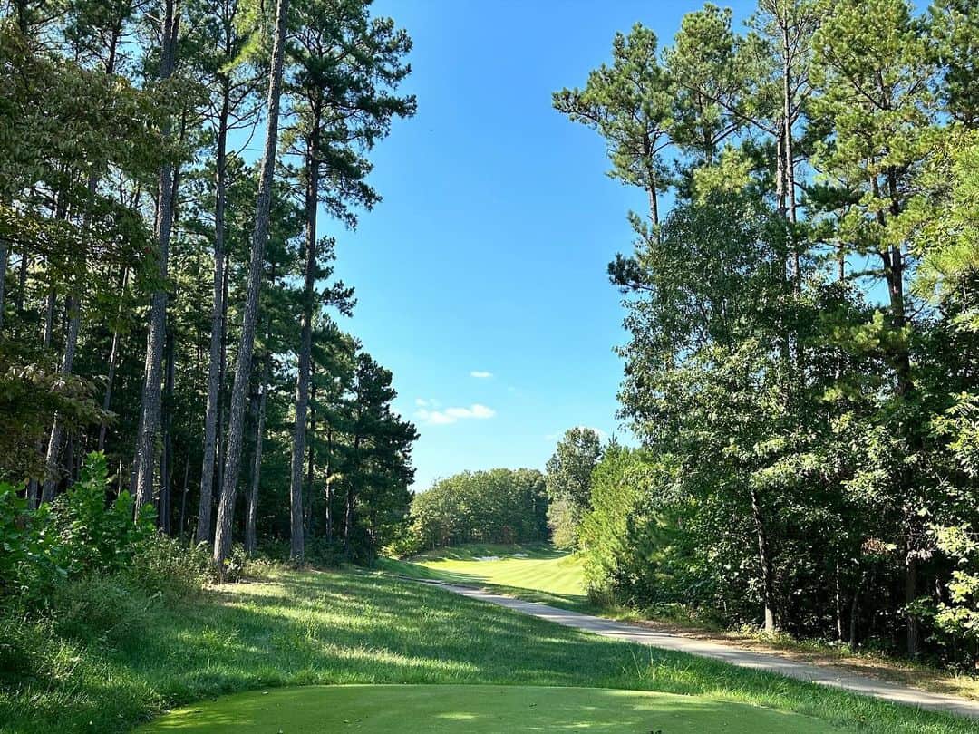 イリー・リーのインスタグラム：「Top 50 Golf course. Blessing Golf Club. It’s a beautiful golf course but also very challenging. Here, I got to meet Mr. Tyson from Tyson Foods. What a fun day!」