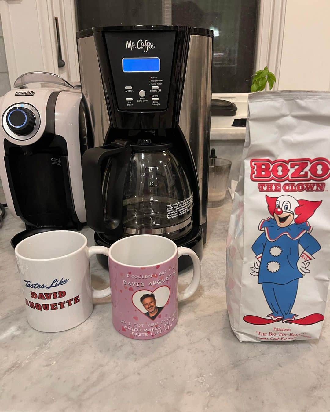 デヴィッド・アークエットのインスタグラム：「Thank you @ojme98 for the fabulous mug with my mug on in. The closest I could come to tasting like me is the Carmel corn @breakfastatdominiques @realbozotheclown #coffee - I wonder if AI made that mug?」