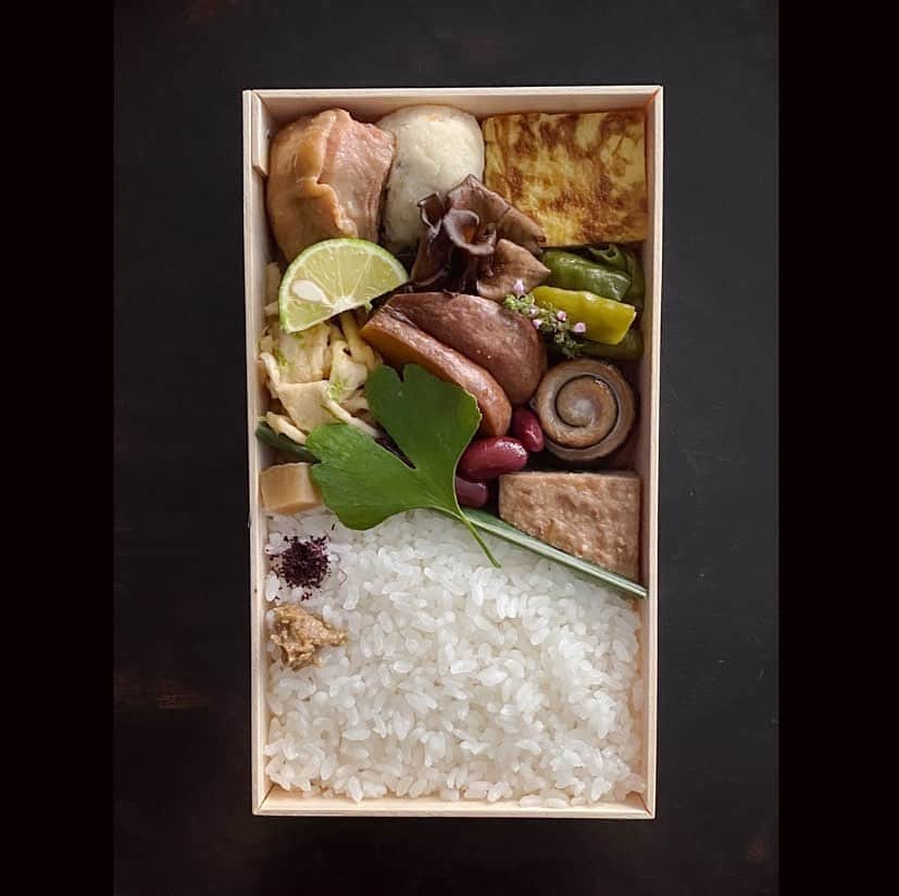 のインスタグラム：「今日は全て常連様の現場。土鍋ごはん弁当・七寸、八寸の出荷でした。大きな小菊南瓜が今日から仲間入り。これから少しづつ献立が変わっていきます。午後もお仕事頑張れますように。  2枚目右が七寸、左が八寸。 八寸の方がサイズひと回り大きめです。」