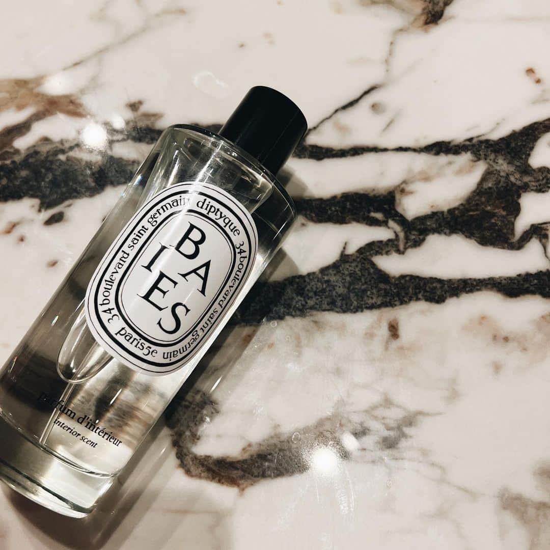 菊地亜美のインスタグラム：「. 友人から新居祝いでもらった @diptyque のルームスプレーが、ものすごく上品でものすごく良い香りで毎日使ってるお気に入り♡♡  高級ホテルのような香りで家の心地よさが全然違う♡ 香りは べ🌹」