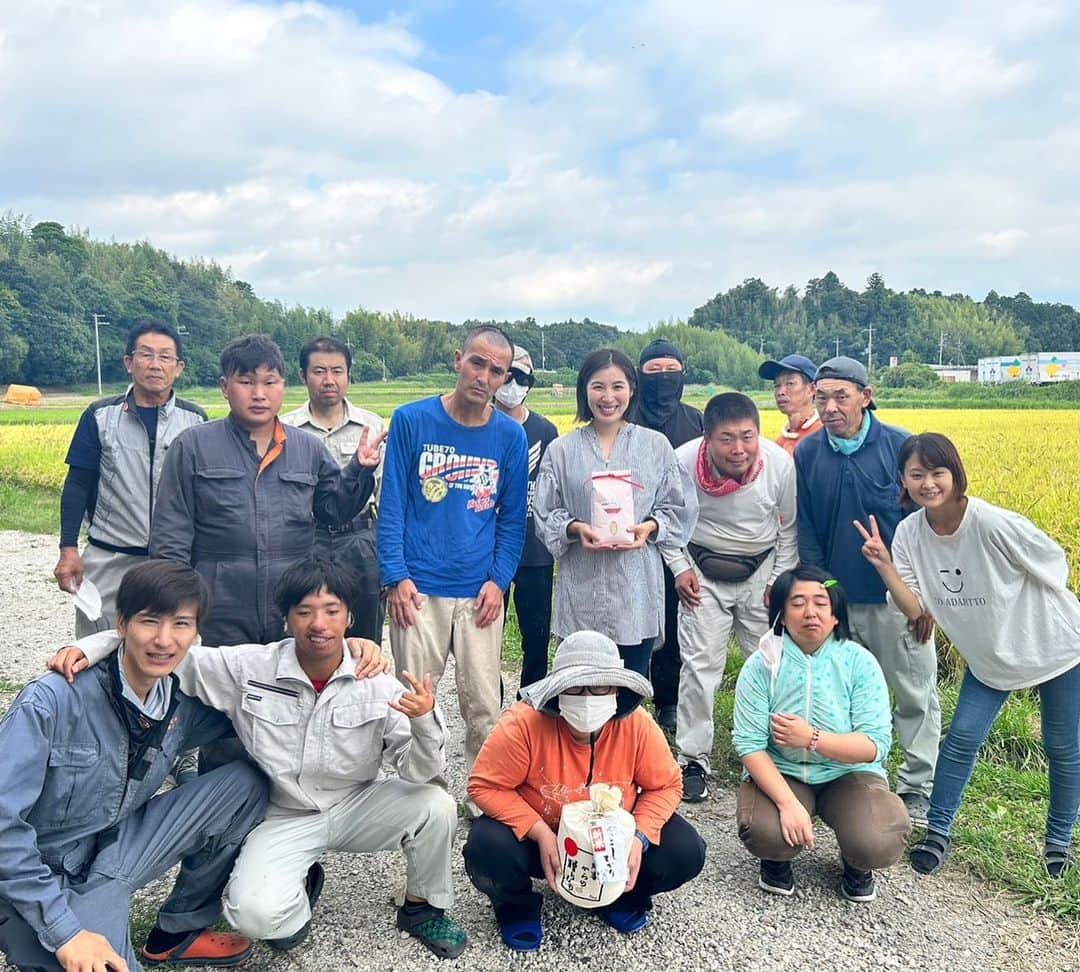 伊藤みきのインスタグラム：「いとうさんし米プロジェクト 2シーズン目！ 新米出来ました🌾🎵  MLGs広報大使として、環境に配慮されたお米づくりを一緒に取り組みたい！とファームわたむき @farm_watamuki さんと取り組み始めたお米づくり。 初めてのことばかりで、全てが学びの連続です💪  様々な障がいがある方々ですが、力持ちで、知識があり、それぞれの得手不得手がある中で工夫しながら、お仕事されている姿を共に過ごさせていただく中で、私自身もとても考えさせられる日々です。  山から田んぼを通じて琵琶湖に流れる水。 お米を作る田んぼで、より豊かな水となって、琵琶湖での生態系により良い循環が生まれるように、とみんなで作りました🌾  是非食べてみてください！ 滋賀県日野町のふるさと納税で購入出来ます。 @hino.suisin.kanko   @motherlakegoals  @farm_watamuki  @kanakogura5555」
