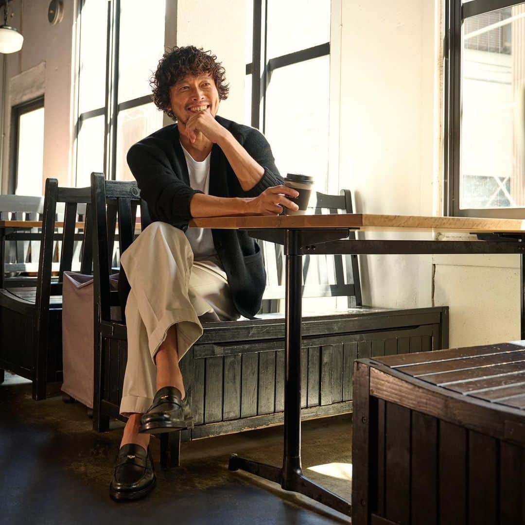 COLE HAAN JAPANのインスタグラム：「. 【OCEANS掲載アイテム】  今シーズンを代表するメンズの人気アイテム、 アメリカンクラシックスから登場したコイン入りの ピンチペニーローファー。  牛革を丁寧になめしたプレミアムレザーは 柔らかくしなやかで、足を優しく包み込みます。  色はブラック、キャメル、ボルドー、 茶系グラデのコンビを含む全４色で展開中。  👞 アメリカンクラシックス ピンチ ペニーローファー mens ￥38,500-  OCEANS掲載商品は公式サイトで公開中！ @colehaanjapan @oceans_magazine @mar4m  #ColeHaan #コールハーン #OCEANS #三浦理志 #秋ファッション #ローファー #ペニーローファー #アメリカンクラシックス」
