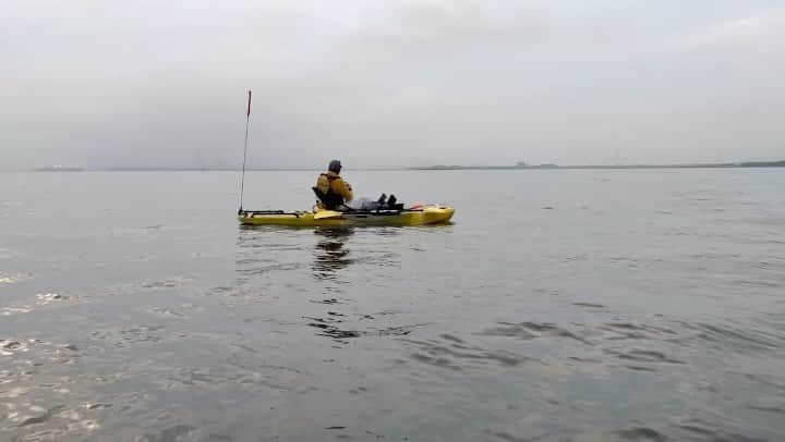 春日潤也のインスタグラム：「カヤックフィッシング🎣 ライトタックルで シーバス狙い💣 ベイト反応を探すの楽しーなー😁 トップで水面爆発🔥 あー楽しいかったーー😁  #seabass  #seabassfishing  #kayakfishing  #カヤックフィッシング」