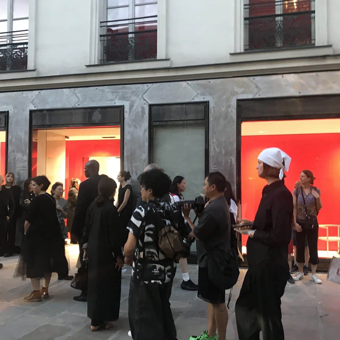 装苑さんのインスタグラム写真 - (装苑Instagram)「コム デ ギャルソン（COMME DES GARÇONS）のパリの新ショップがオープン！  パリコレ期間中に開催されたお披露目会に、個性豊かな顧客やファッション関係者が集まりました。  Comme des Garçons, 54 rue du Faubourg St-Honoré 75008 Paris 【パリ支局】  #parisfashionweek #SS2024 #COMMEDESGARÇONS」10月5日 10時51分 - soenonline