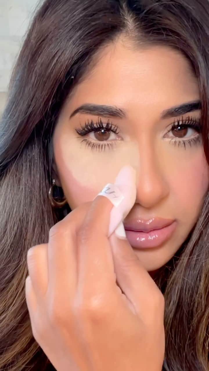 Huda Kattanのインスタグラム：「Spoiler: Bright under-eyes ahead! 👀  Watch @rabiasikander layer our Easy Bake Loose Setting Powder with the Easy Bake And Snatch Pressed Powder in Banana Bread for perfectly snatched under eyes.   When you use these two powders together like this, they make MAGIC! 🤌🏽✨」