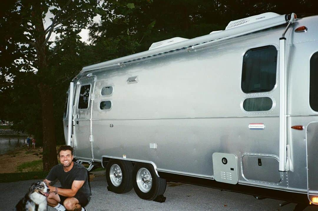 リアン・ドーソンさんのインスタグラム写真 - (リアン・ドーソンInstagram)「Had the best summer of my life with the best human in my life. Took the airstream for 5 weeks, many states, many national parks, many miles on the truck.  Sav got a film camera  and shot these as a first timer, so rad. Love you so much and so thankful to have you as a partner on this ride ❤️」10月5日 2時02分 - riandawson