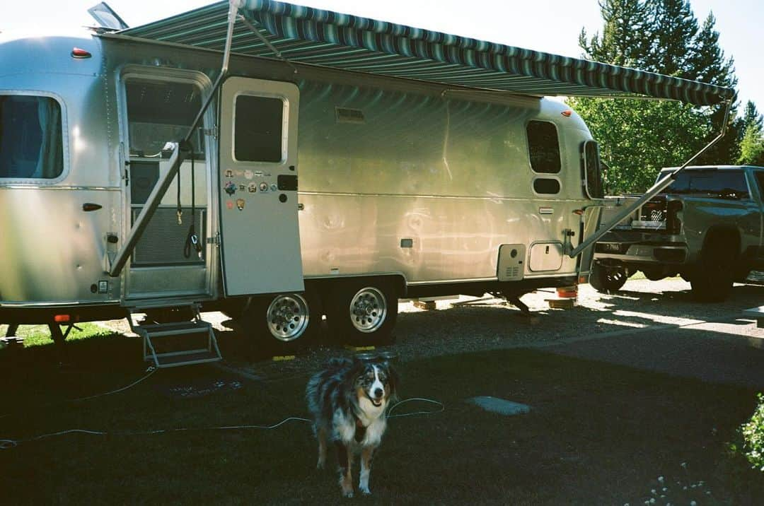 リアン・ドーソンさんのインスタグラム写真 - (リアン・ドーソンInstagram)「Had the best summer of my life with the best human in my life. Took the airstream for 5 weeks, many states, many national parks, many miles on the truck.  Sav got a film camera  and shot these as a first timer, so rad. Love you so much and so thankful to have you as a partner on this ride ❤️」10月5日 2時02分 - riandawson