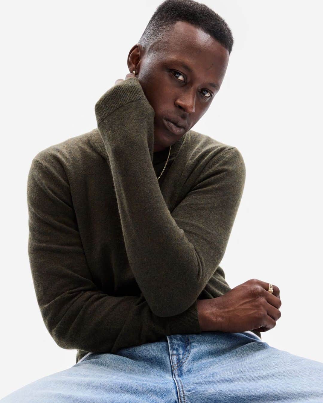 GAPのインスタグラム：「The new CashSoft Sweater. Our bestselling, signature knit that’s cashmere soft. No dry-cleaning. Always easy. Your softest heavy hitter.」