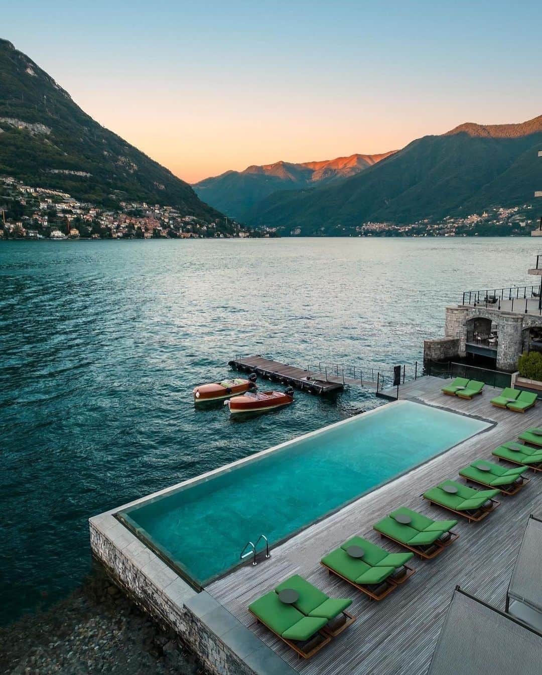 PicLab™ Sayingsさんのインスタグラム写真 - (PicLab™ SayingsInstagram)「Lake Como has long been known as an iconic destination in Italy. 🚤 🇮🇹 Located at the foot of the alps, this place offers jaw-dropping views and luxurious modern stays like the one pictured here. Have you checked Como off of your bucket list?   📌 @ilsereno  🎥 @jeremyaustiin」10月5日 2時12分 - paradise