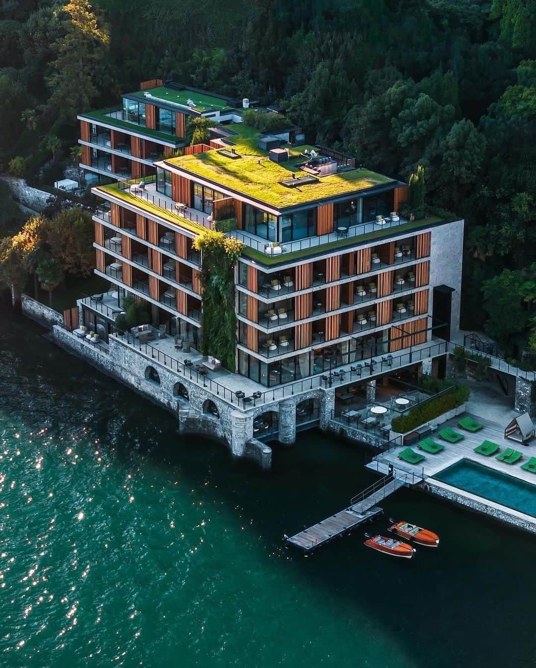 PicLab™ Sayingsのインスタグラム：「Lake Como has long been known as an iconic destination in Italy. 🚤 🇮🇹 Located at the foot of the alps, this place offers jaw-dropping views and luxurious modern stays like the one pictured here. Have you checked Como off of your bucket list?   📌 @ilsereno  🎥 @jeremyaustiin」