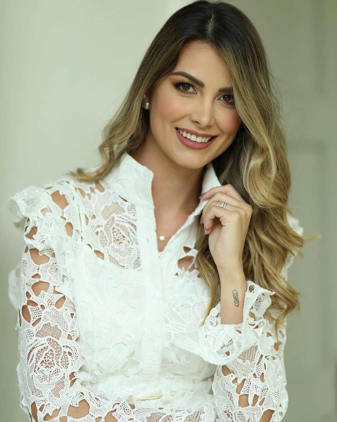 ステファニア・フェルナンデスのインスタグラム：「Sí, me cuesta un montón SONREÍR para las fotos y si lo hago no es precisamente la que subo, pero bueno acá va una sonrisa para recordar que la vida es una y vale la pena vivirla a nuestro ritmo aun y cuando la ansiedad y preocupaciones toque la puerta es importante recordar que Dios es un gran padre y jamás nos abandona.  De regreso @ammaterreskin  Bendecido dia 🤍  📸 @edgarfuentesph」