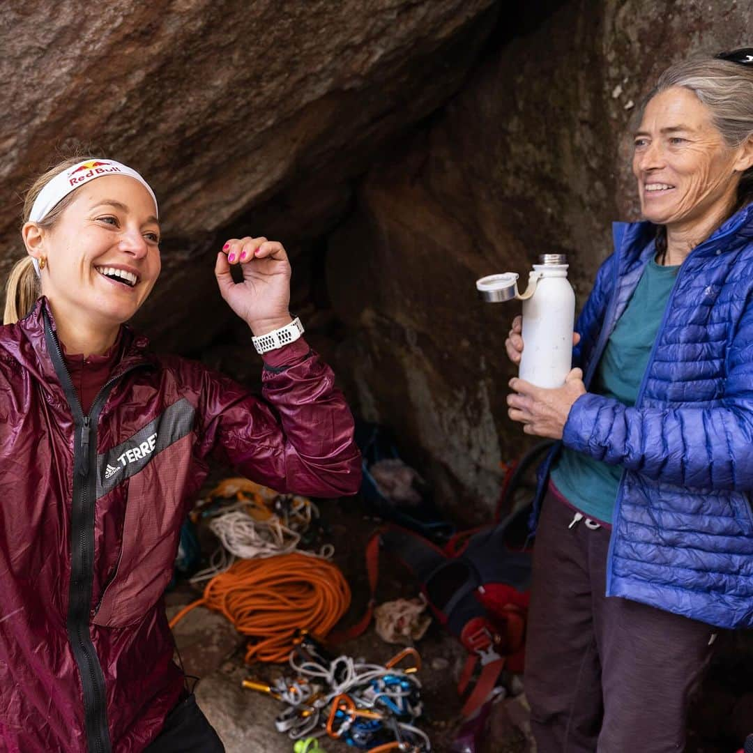 サッシャ・ディギーリアンのインスタグラム：「About a year ago, Lynn Hill invited me in on this idea to check out the potential of a multi pitch line on the Maiden feature in the flatirons. Over the course of the next couple months, we climbed to the top of the feature and rappelled down, scoping out where the line could go - identifying the natural features - finagling our way in to the wall from near 45 degree angles hundreds of feet up. We submitted a permit to bolt the line we identified to the @flatironsclimbingcouncil and then began the real work — full days of high angle construction work essentially! We started with developing the first pitch and made our way up the steep and exposed wall, while testing out moves and realizing we were tackling something quite hard. I tore my a2 pulley in march, so it was a nice way to still spend big days outside in the vicinity of climbing, and have a big outdoor objective that I could work on while not being able to use one of my fingers.   At the beginning of the summer, we started the climbing process. It was clear that the climb was becoming possible. Then I blew out my LCL on the final moves of the 3rd pitch.   Finally healed from injury and after spending the second half of the summer mostly grinding away in the gym to get back to climbing shape, I returned from my wedding and my book tour, and got back to the climb with Lynn.   Yesterday I completed the ground up First Ascent of Queen Line, a 3 pitch climb that consists of 250ft of mostly 5.13+  incredible flatirons climbing. Lynn is next to send, and I’m really excited to see everyone’s opinions of this majestic line we worked so hard to put up!  Photos: @scottcrady & @chrisalstrin」