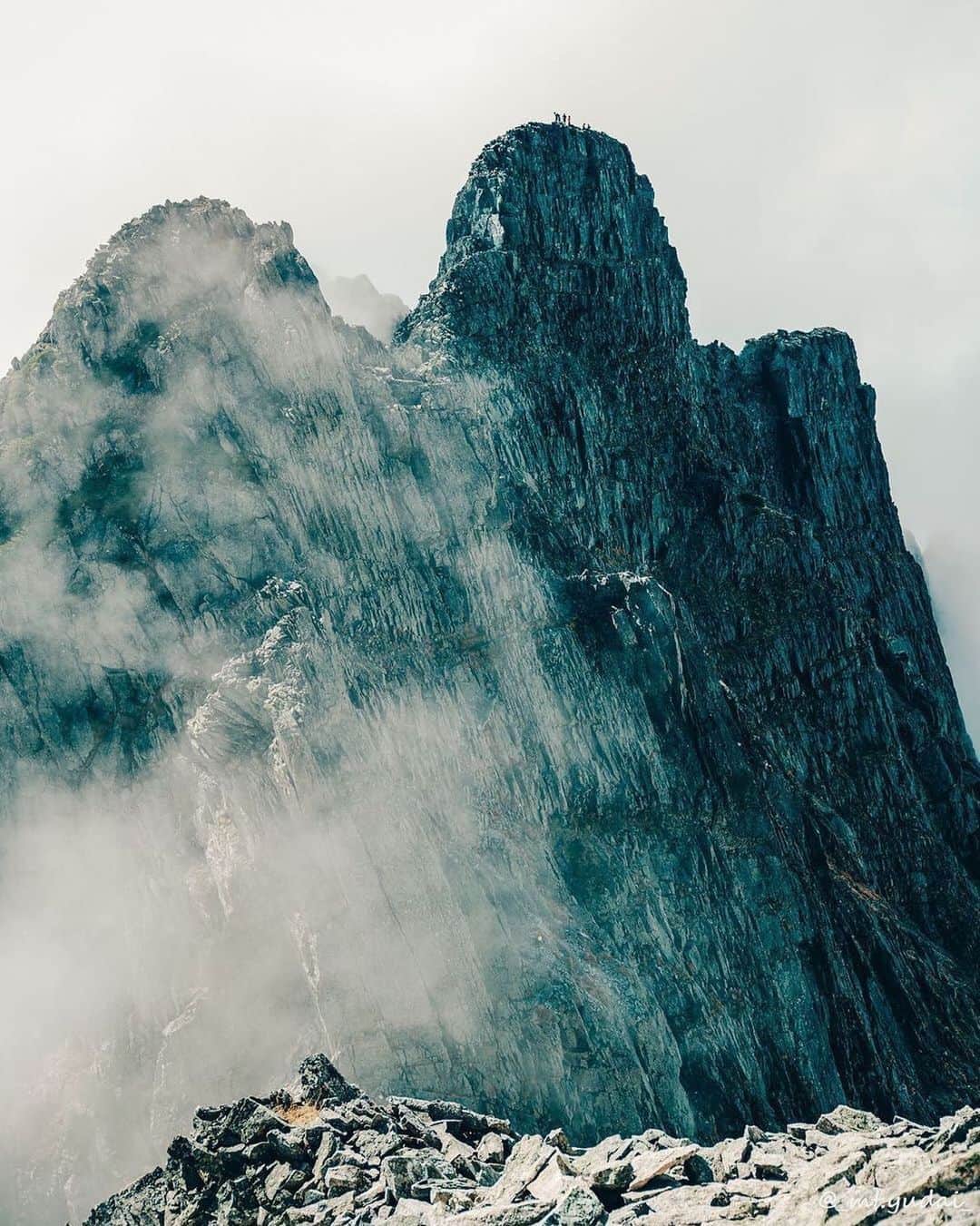 登山*トレッキング*アウトドア『.HYAKKEI』さんのインスタグラム写真 - (登山*トレッキング*アウトドア『.HYAKKEI』Instagram)「. 日本の山はバリエーションが豊富！ 緑が美しい山もあれば岩の荒々しさが迫力満点な山もあり、登っても眺めてもほんとに楽しいですよね♪ 今回は岩峰特集です！ そのカッコよさにシビれます！！ 詳細は下記の通りです。  1、ジャンダルム 2、奥穂高岳 3、北穂高岳 4、穂高連峰  Special　thanks！！ 1.  @_mt.yudai_ さん 2.  @mt.taketake さん 3.  @syouggg さん 4.  @mountain.af さん  #hyakkeime #登山 #トレッキング #山登り #岩峰 #岩稜帯 #岩山 #穂高連峰 #絶景」10月5日 2時14分 - hyakkei_me